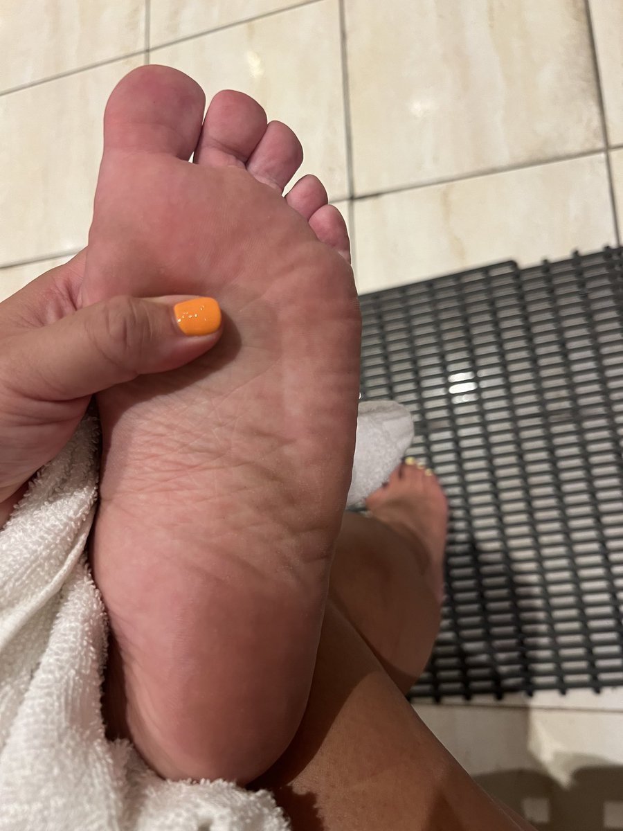 CurvyAsianMei's tweet photo. Post-workout shower and a little sole appreciation 🦶🚿💕 
My feet certainly worked hard at the gym today… who’s volunteering for a little foot massage? 🤭 https://t.co/McU6HppWLC