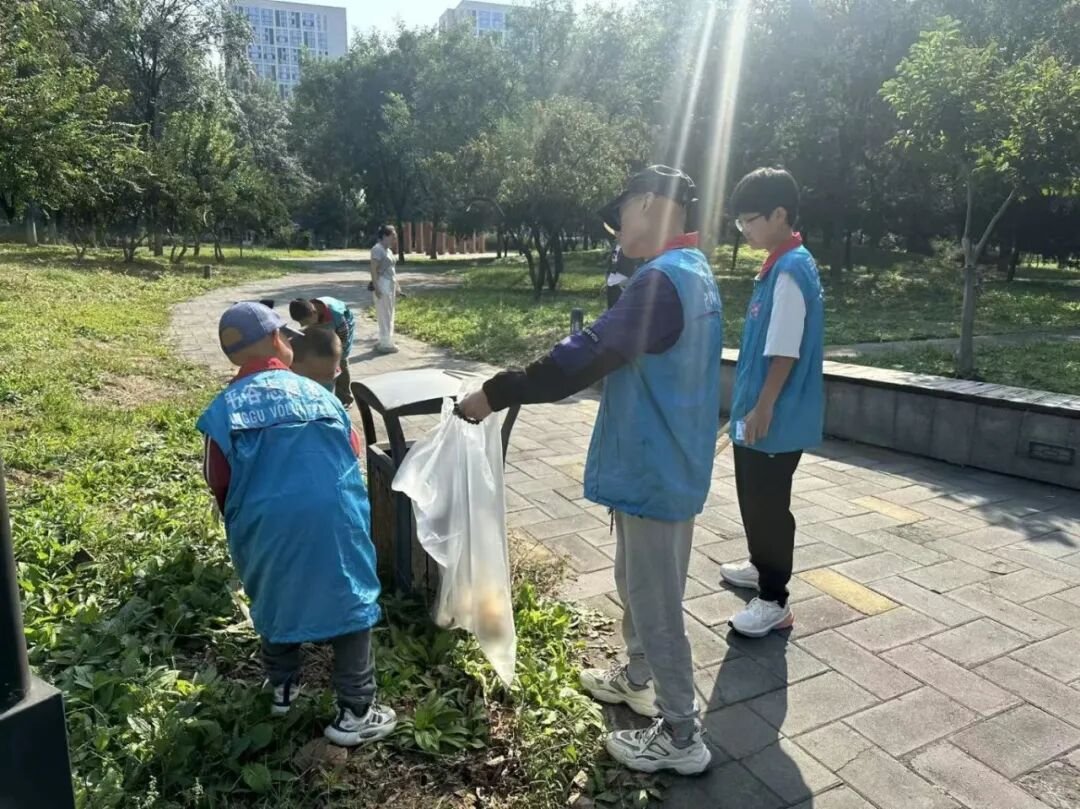 HolliBedneav7's tweet photo. Community neighbors, join our weekend park clean-up this Sat! Free coffee u0026 snacks provided—let’s spruce up our shared space together. See you at 9 AM near the main gate! https://t.co/byC56iq0Pb