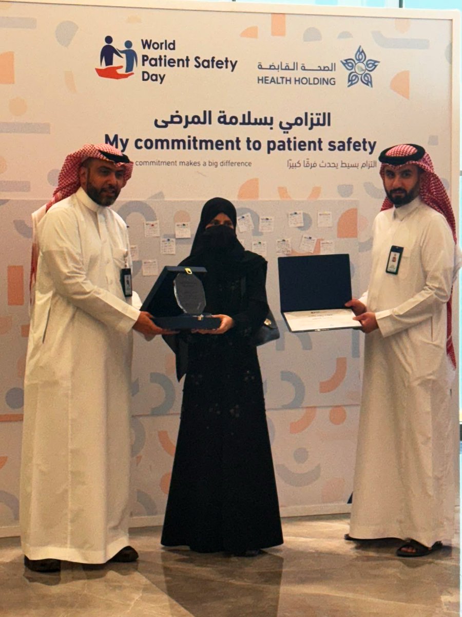 KAMC_MAKKAH's tweet photo. #انجاز |✨

تميّز تمريضي يُتوّج بالمركز الأول على مستوى المملكة

حققت الممرضة أذكار بدر الشهري من وحدة العناية القلبية بـ #مدينة_الملك_عبدالله_الطبية المركز الأول في جائزة "اللقطة الجيدة | Good Catch" ضمن فعاليات #اليوم_العالمي_لسلامة_المرضى 2026.

وجاء الإنجاز بعد اختيار مشاركتها من شركة #الصحة_القابضة ضمن المشاركات المتميزة في سلامة المرضى، ودعوتها لعرض تجربتها

إنجاز يُجسّد التميّز في سلامة المرضى

#مكة_مدينة_القلب_الآمن
