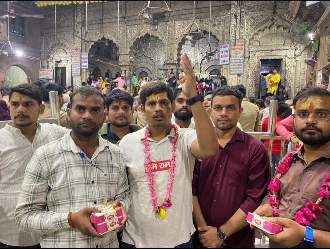 VoiceSuren_X's tweet photo. आज हम सब डीएलएड युवा साथियों का प्राथमिक शिक्षकभर्ती में ग्रामीण संवर्ग के रिक्त पदों का अधियाचन को लेकर SCERT बेसिक शिक्षा निदेशालय निशातगंज लखनऊ में शांति पूर्वक धरना था! 

उसी के उपलक्ष्य में प्रयागराज पुलिस प्रशासन द्वारा डीएलएड मोर्चा के प्रदेश अध्यक्ष रजत सिंह को प्रयागराज में गंगा होटल में नज़रबंद किया गया! 

हमारी माँग लखनऊ में निदेशालय के अधिकारियों द्वारा सुनी गई! और सार्वजनिक आश्वासन भी दिया गया! 
उसके बाद शांति पूर्वक धरना समाप्त कर दिया गया! 

माँगे भी शांति पूर्वक गांधी वादी तरीके से रखी गई थी! 

इस अब हम सब साथियों की प्रयागराज पुलिस प्रशासन 
@prayagraj_pol से स्पष्ट माँग है हमारे साथी @RajatsinghAU सिंह को प्रशासन के द्वारा नजरबंद गिरफ्त से रिहा किया जाए! 

@DM_PRAYAGRAJ