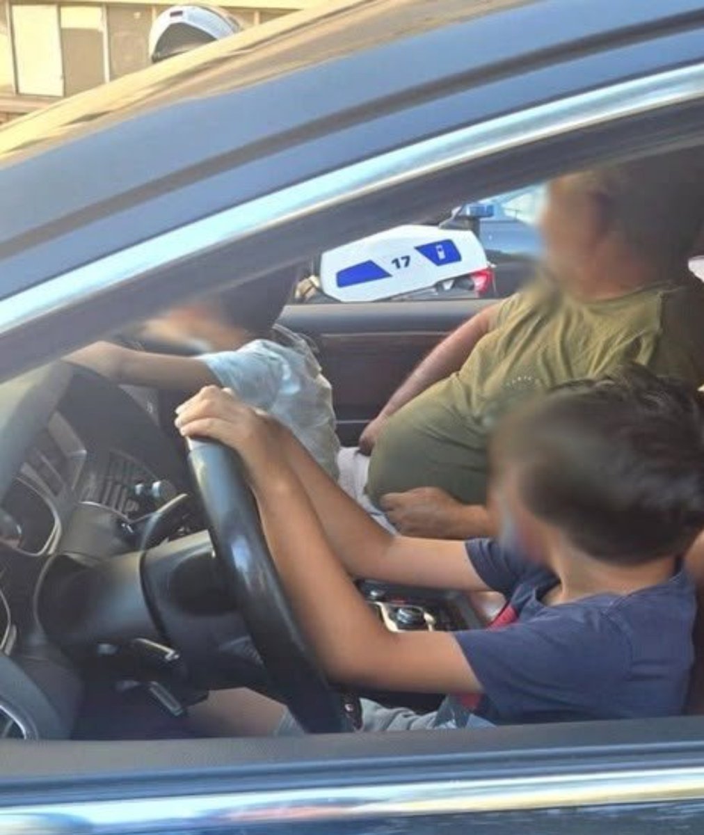 InfosFrancaises's tweet photo. MARSEILLE : Un enfant de 9 ans a été surpris par la police sans ceinture, au volant d'une voiture sur l’avenue du Prado. Son père, qui était assis côté passager avec un autre enfant, lui aussi sans ceinture, sera jugé prochainement (police / La Provence). https://t.co/8BfrTESGEV