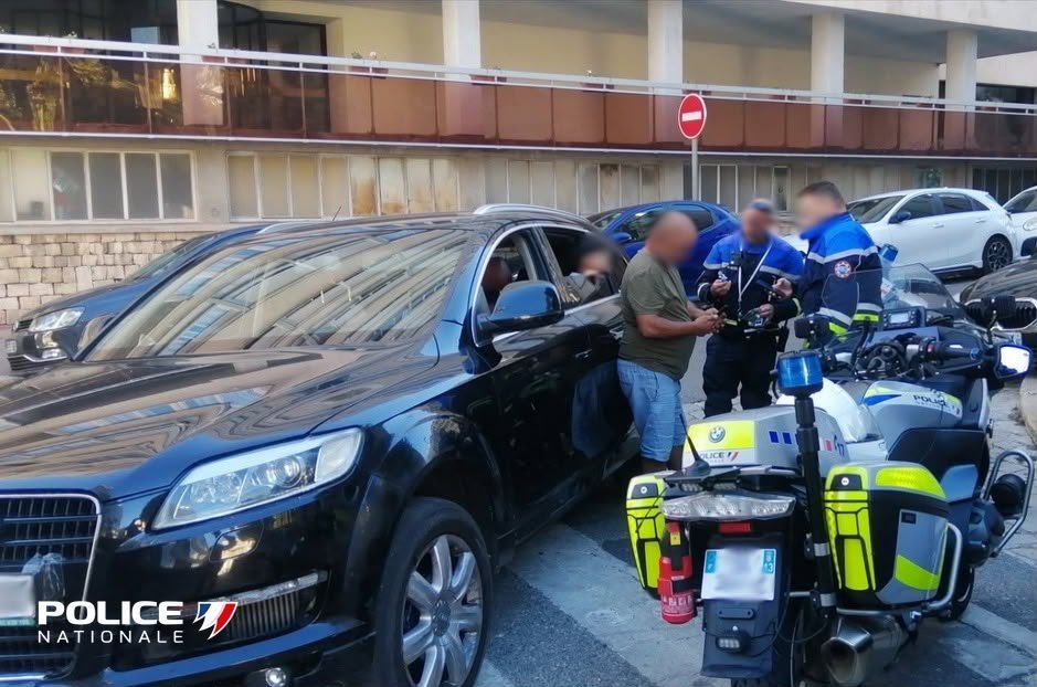 InfosFrancaises's tweet photo. MARSEILLE : Un enfant de 9 ans a été surpris par la police sans ceinture, au volant d'une voiture sur l’avenue du Prado. Son père, qui était assis côté passager avec un autre enfant, lui aussi sans ceinture, sera jugé prochainement (police / La Provence). https://t.co/8BfrTESGEV