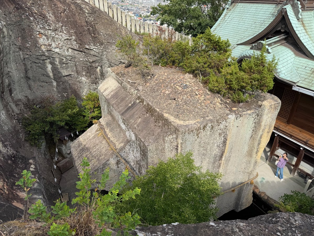 mariouji's tweet photo. #japan #stone #blogger
この石の後ろから見た姿がブラウン管テレビの感じとよく似ておるのだ。
極楽京都日記: 【2026 9/12】旧縣社・生石神社「石の宝殿」 https://t.co/gbGPq0obZo https://t.co/tzlR9VOLJR