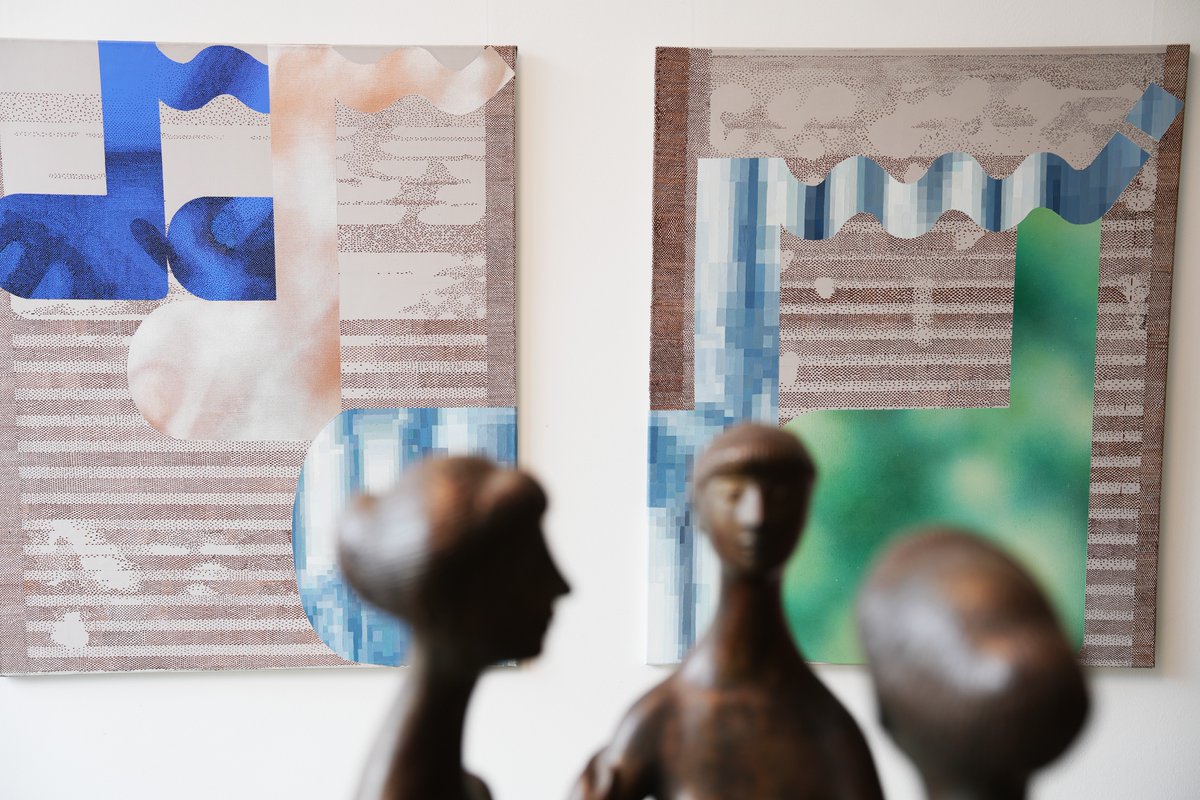 HBBuergerschaft's tweet photo. 🎨Willkommen Łukasz!  🇵🇱
Bürgerschaftspräsidentin @a_grotheer begrüßt den aktuellen Stipendiaten des Bremer Kunststipendiums aus unserer Partnerstadt #Danzig. Die Ausstellung könnt ihr vom 17. bis 30. September zu den Öffnungszeiten des Hauses besuchen. https://t.co/3JwcvMBIuN