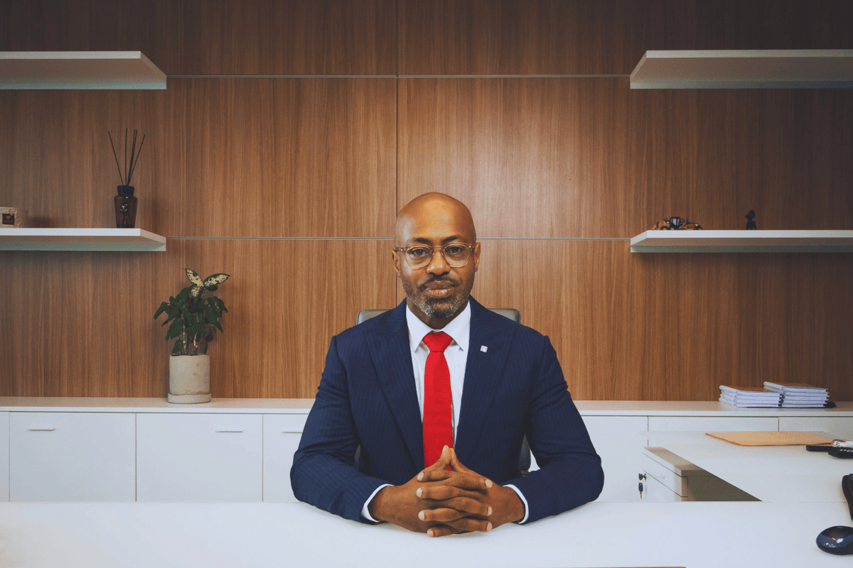 Forbes_Afrique's tweet photo. 🅵1 milliard € d'actifs. 400 000 clients. 10 pays africains.
🅵COFINA finance les PME africaines là où les banques ne vont pas.
Et son fondateur dit ce que peu osent : "Dans la mésofinance en Afrique, je ne crois pas au 100% Tech."
🅵Interview complète sur : https://t.co/MFGtbHsJks
et dans l’édition N°93 du magazine Forbes.
💬 Tech ou humain, c'est quoi le bon équilibre pour la finance africaine ?
🔴 RDV dans la boutique de Forbes Afrique pour commander l’édition N°93 la version print (9,90€) : https://t.co/aJHnBWmImv
🔴 Consultez la version numérique ici (5€) : https://t.co/poPxQAbJJd
🅵 Accédez à tous les magazines Forbes Afrique en vous abonnant !
• Abonnement mensuel : https://t.co/ImvFNmRep6
• Abonnement annuel : https://t.co/oNiNQ66PDG
🅵 Abonnez-vous également à notre chaîne WhatsApp et recevez l’information en temps réel : https://t.co/ZIjBnGG68Y
@JLKONANCOFINA @GROUPECOFINA
#ForbesAfrique #Entretien #Finance #Banque #COFINA #JeanLucKonan #Mésofinance #InclusionFinancière #Technologie #IA #DigitalFactory #Fintech #PME #Afrique