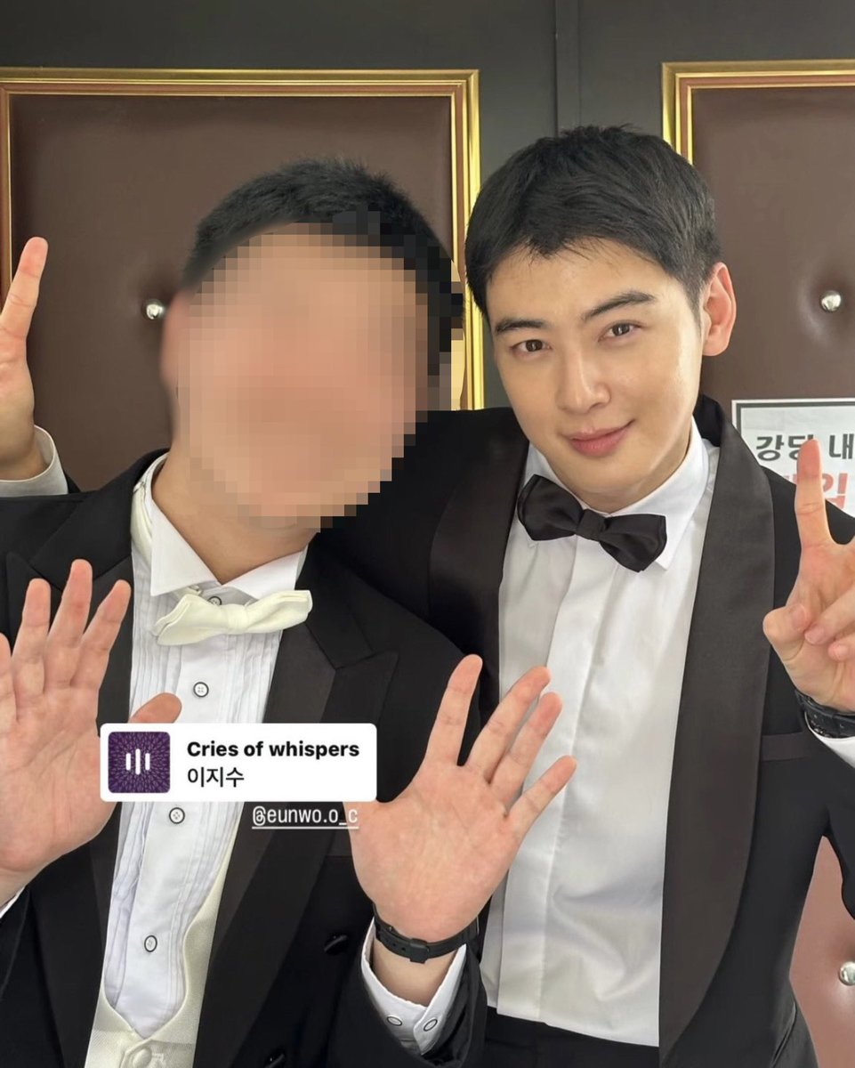 2cryheart_'s tweet photo. Eunwoo looks amazing in these photos! It’s so nice to see some new shots of him again. He seems to be doing well and I’m so glad for that. 🥰 

I seem to recall not long ago knetz claiming he’d “gained weight.” LOL I’m sorry but where? Because he literally looks amazing and still SO handsome.  🤍  #CHAEUNWOO #차은우