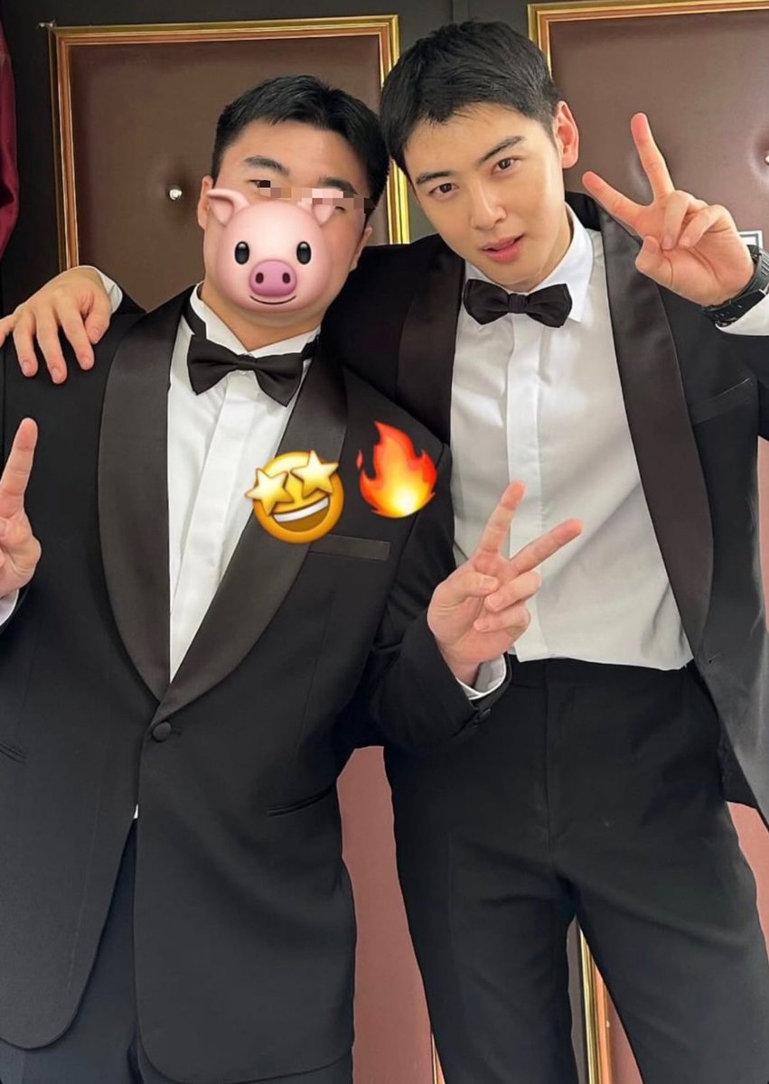 2cryheart_'s tweet photo. Eunwoo looks amazing in these photos! It’s so nice to see some new shots of him again. He seems to be doing well and I’m so glad for that. 🥰 

I seem to recall not long ago knetz claiming he’d “gained weight.” LOL I’m sorry but where? Because he literally looks amazing and still SO handsome.  🤍  #CHAEUNWOO #차은우