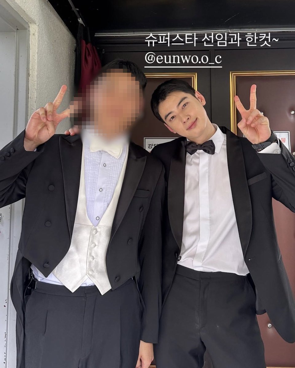 2cryheart_'s tweet photo. Eunwoo looks amazing in these photos! It’s so nice to see some new shots of him again. He seems to be doing well and I’m so glad for that. 🥰 

I seem to recall not long ago knetz claiming he’d “gained weight.” LOL I’m sorry but where? Because he literally looks amazing and still SO handsome.  🤍  #CHAEUNWOO #차은우