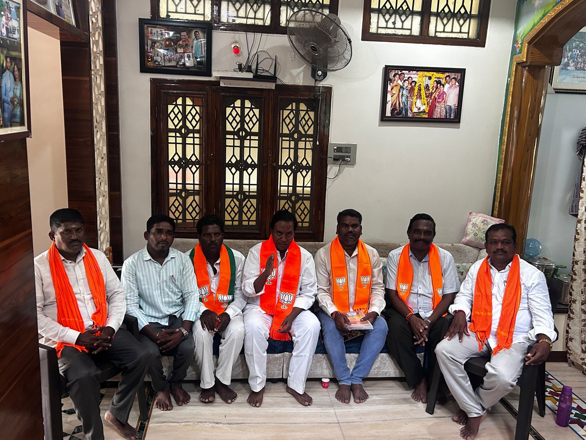 SAVERA4BJP's tweet photo. స్టేషన్ ఘనాపూర్ నియోజకవర్గ కేంద్రం లో ఈరోజు ఏర్పాటుచేసిన విలేకరుల సమావేశం కార్యక్రమానికి మాజీ మంత్రివర్యులు గుండె విజయరామారావు గారు పాల్గొని గత ప్రభుత్వం వందల ఎకరాల దోచుకుంటే ఈ ప్రభుత్వం వారిని కాపాడుతుందని అమాయక తెలంగాణ ప్రజలు బిఆర్ఎస్ కాంగ్రెస్ కి ఓట్లు వేసి మోసపోయారన్నారు. https://t.co/K17UGXfZP7