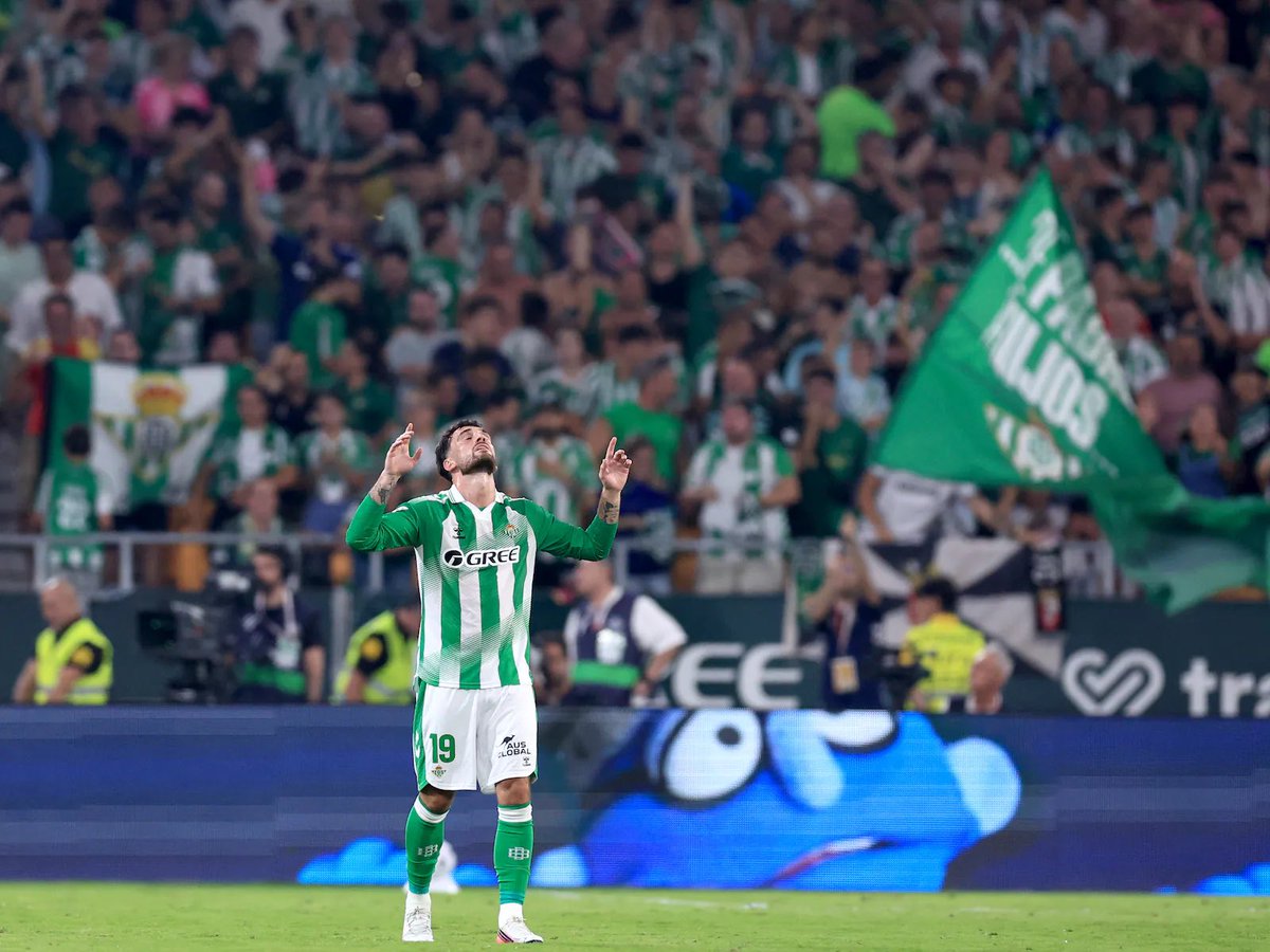 beticismo_17's tweet photo. HAY UN LORO SUELTO EN LA CARTUJA!🦜🦜🦜🦜

BÉTICOS E IRLANDESES SONRÍEN!💚 https://t.co/8dS1HsuEAd