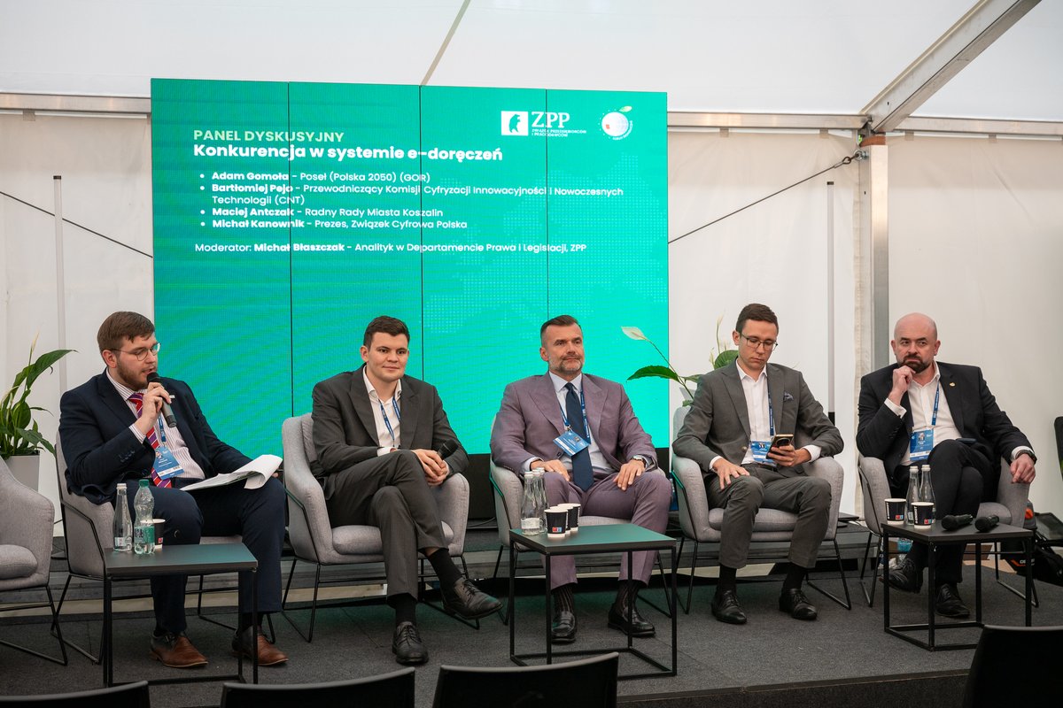 ZPPnetpl's tweet photo. Podczas Forum Ekonomicznego w Karpaczu w strefie ZPP odbył się panel poświęcony funkcjonowaniu systemu e-Doręczeń. Punktem wyjścia do dyskusji było stanowisko Związku Przedsiębiorców i Pracodawców, w którym wskazujemy, że potrzebny i korzystny kierunek cyfryzacji państwa wymaga dziś zmian w zakresie kosztów, konkurencji oraz bezpieczeństwa ciągłości dostaw usług i funkcjonowania systemu.

W debacie udział wzięli:
🔸Adam Gomoła – poseł na Sejm RP (@GomolaAdam)
🔸Bartłomiej Pejo – poseł na Sejm RP, przewodniczący Komisji Cyfryzacji, Innowacyjności i Nowoczesnych Technologii;
🔸Maciej Antczak – radny Rady Miasta Kalisza;
🔸Michał Kanownik – prezes Związku @CyfrowaPolska (@MichaKanownik)

Dyskusję moderował Michał Błaszczak, analityk Departamentu Prawa i Legislacji ZPP.

Jednym z najważniejszych tematów był sposób ustalania ceny publicznej usługi rejestrowanego doręczenia elektronicznego. Podmiot publiczny płaci obecnie 5,30 zł netto za jedną przesyłkę PURDE, podczas gdy rynkowe ceny kwalifikowanych usług wynoszą około 1–2 zł netto. Zgodnie z obowiązującym rozporządzeniem cena usługi cyfrowej jest powiązana z ceną tradycyjnego listu poleconego, a nie bezpośrednio z kosztami jej elektronicznego świadczenia.

Skalę problemu dobrze pokazują dane przedstawione dla Miasta Kalisza. Od stycznia do lipca koszt PURDE wzrósł z 5 174 zł w 2025 r. do 39 805 zł w analogicznym okresie 2026 r. Oznacza to wzrost o 34 631 zł, czyli blisko 670 proc.

W tym samym czasie wydatki na przesyłki polecone spadły z 214 655 zł do 182 469 zł, a na paczki i przesyłki Pocztex – z 2 824 zł do 2 082 zł. Pomimo ograniczenia kosztów tradycyjnej korespondencji łączny koszt analizowanych usług wzrósł z 222 653 zł do 224 356 zł.
Przykład Kalisza pokazuje zatem, że przechodzenie od tradycyjnych przesyłek do komunikacji elektronicznej nie przyniosło dotychczas wyraźnego obniżenia łącznych wydatków. Spadek kosztów listów poleconych został w praktyce pochłonięty przez dynamiczny wzrost wydatków na PURDE.

Rozmawialiśmy również o sytuacji samorządów, które ponoszą koszty obowiązkowej korespondencji, lecz nie mogą porównywać ofert i wybierać spośród kwalifikowanych dostawców. Na przykładzie Kalisza dyskusja objęła nie tylko cenę pojedynczej przesyłki, ale także koszty integracji systemów, pracy personelu, obsługi błędów oraz uruchamiania kanałów zastępczych.
Istotną część rozmowy poświęcono niezawodności e-Doręczeń. W 2025 r. odnotowano około 45–50 okien niedostępności usług, obejmujących przede wszystkim planowane prace serwisowe, ale również przerwy nieplanowane. W systemie obsługującym prawnie wiążącą komunikację każda niedostępność może mieć znaczenie dla biegu terminów administracyjnych, podatkowych i procesowych. Obecna architektura nie pozwala przy tym innemu kwalifikowanemu dostawcy na automatyczne przejęcie obsługi w razie niedostępności operatora wyznaczonego.

Uczestnicy panelu rozmawiali także o:
◻️możliwości oddzielenia usługi całkowicie elektronicznej od publicznej usługi hybrydowej;
◻️otwarciu rynku dla wielu kwalifikowanych dostawców;
◻️równym dostępie do infrastruktury publicznej i interoperacyjnych API;
◻️wprowadzeniu procedur awaryjnych i mechanizmów automatycznego przekierowania przesyłek;
◻️publikowaniu danych o liczbie przesyłek płatnych i bezpłatnych, wydatkach publicznych oraz dostępności systemu;
◻️możliwych działaniach parlamentarnych, w tym kontroli obowiązującego modelu i zmianach legislacyjnych.

Wniosek z debaty jest jasny: jednolity standard prawny i techniczny nie musi oznaczać monopolu na świadczenie usługi przez Pocztę Polską. Docelowy model powinien zapewniać prostotę obsługi, bezpieczeństwo prawne, konkurencję między kwalifikowanymi dostawcami, racjonalne koszty oraz odporność na awarię pojedynczego operatora.

Dziękujemy panelistom za udział i przedstawienie perspektywy parlamentarnej, samorządowej oraz technologicznej, a publiczności Forum Ekonomicznego – za obecność i zaangażowanie w dyskusję.

#eDoręczenia #Cyfryzacja #Samorząd #AdministracjaPubliczna #Konkurencja #BezpieczeństwoCyfrowe #ZPP #ForumEkonomiczne