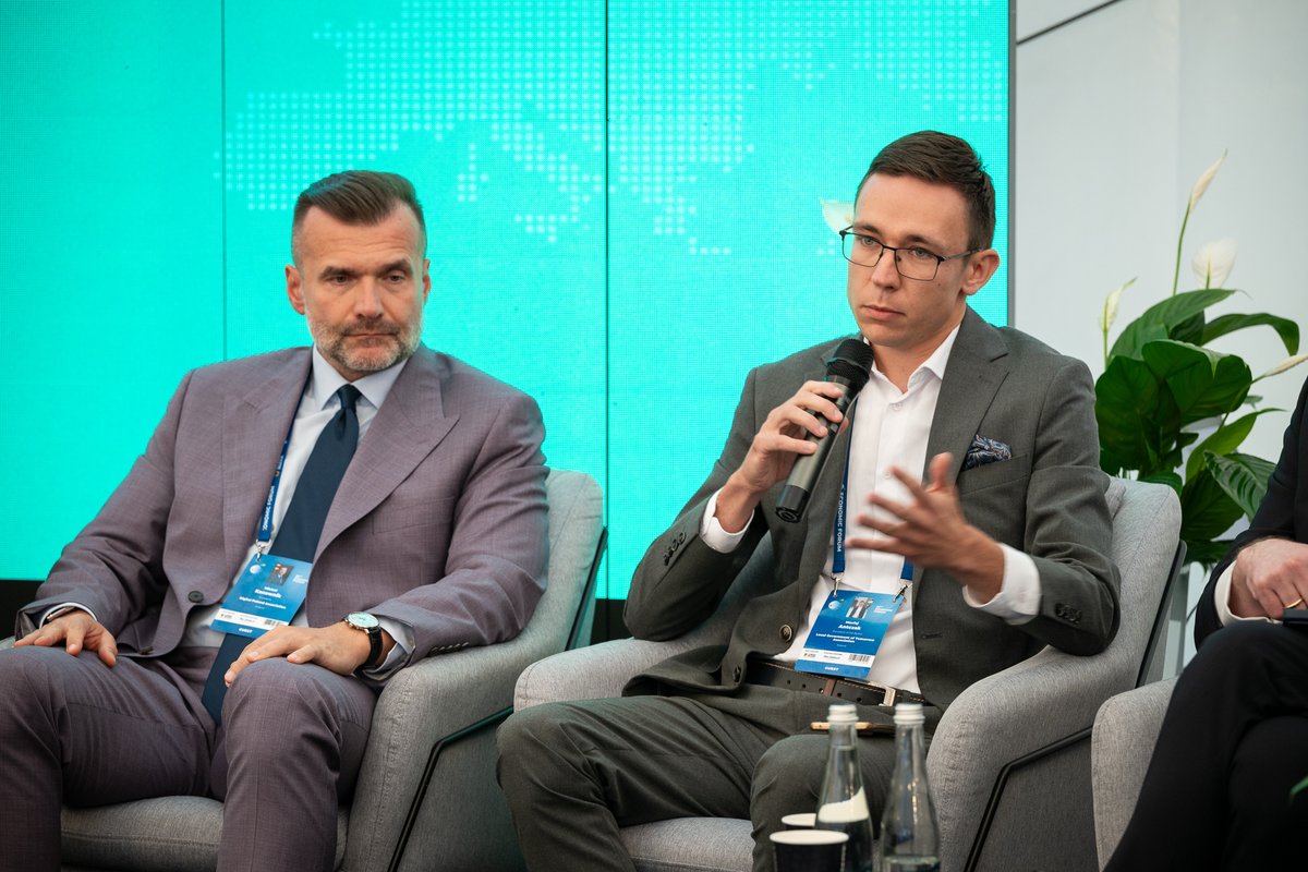 ZPPnetpl's tweet photo. Podczas Forum Ekonomicznego w Karpaczu w strefie ZPP odbył się panel poświęcony funkcjonowaniu systemu e-Doręczeń. Punktem wyjścia do dyskusji było stanowisko Związku Przedsiębiorców i Pracodawców, w którym wskazujemy, że potrzebny i korzystny kierunek cyfryzacji państwa wymaga dziś zmian w zakresie kosztów, konkurencji oraz bezpieczeństwa ciągłości dostaw usług i funkcjonowania systemu.

W debacie udział wzięli:
🔸Adam Gomoła – poseł na Sejm RP (@GomolaAdam)
🔸Bartłomiej Pejo – poseł na Sejm RP, przewodniczący Komisji Cyfryzacji, Innowacyjności i Nowoczesnych Technologii;
🔸Maciej Antczak – radny Rady Miasta Kalisza;
🔸Michał Kanownik – prezes Związku @CyfrowaPolska (@MichaKanownik)

Dyskusję moderował Michał Błaszczak, analityk Departamentu Prawa i Legislacji ZPP.

Jednym z najważniejszych tematów był sposób ustalania ceny publicznej usługi rejestrowanego doręczenia elektronicznego. Podmiot publiczny płaci obecnie 5,30 zł netto za jedną przesyłkę PURDE, podczas gdy rynkowe ceny kwalifikowanych usług wynoszą około 1–2 zł netto. Zgodnie z obowiązującym rozporządzeniem cena usługi cyfrowej jest powiązana z ceną tradycyjnego listu poleconego, a nie bezpośrednio z kosztami jej elektronicznego świadczenia.

Skalę problemu dobrze pokazują dane przedstawione dla Miasta Kalisza. Od stycznia do lipca koszt PURDE wzrósł z 5 174 zł w 2025 r. do 39 805 zł w analogicznym okresie 2026 r. Oznacza to wzrost o 34 631 zł, czyli blisko 670 proc.

W tym samym czasie wydatki na przesyłki polecone spadły z 214 655 zł do 182 469 zł, a na paczki i przesyłki Pocztex – z 2 824 zł do 2 082 zł. Pomimo ograniczenia kosztów tradycyjnej korespondencji łączny koszt analizowanych usług wzrósł z 222 653 zł do 224 356 zł.
Przykład Kalisza pokazuje zatem, że przechodzenie od tradycyjnych przesyłek do komunikacji elektronicznej nie przyniosło dotychczas wyraźnego obniżenia łącznych wydatków. Spadek kosztów listów poleconych został w praktyce pochłonięty przez dynamiczny wzrost wydatków na PURDE.

Rozmawialiśmy również o sytuacji samorządów, które ponoszą koszty obowiązkowej korespondencji, lecz nie mogą porównywać ofert i wybierać spośród kwalifikowanych dostawców. Na przykładzie Kalisza dyskusja objęła nie tylko cenę pojedynczej przesyłki, ale także koszty integracji systemów, pracy personelu, obsługi błędów oraz uruchamiania kanałów zastępczych.
Istotną część rozmowy poświęcono niezawodności e-Doręczeń. W 2025 r. odnotowano około 45–50 okien niedostępności usług, obejmujących przede wszystkim planowane prace serwisowe, ale również przerwy nieplanowane. W systemie obsługującym prawnie wiążącą komunikację każda niedostępność może mieć znaczenie dla biegu terminów administracyjnych, podatkowych i procesowych. Obecna architektura nie pozwala przy tym innemu kwalifikowanemu dostawcy na automatyczne przejęcie obsługi w razie niedostępności operatora wyznaczonego.

Uczestnicy panelu rozmawiali także o:
◻️możliwości oddzielenia usługi całkowicie elektronicznej od publicznej usługi hybrydowej;
◻️otwarciu rynku dla wielu kwalifikowanych dostawców;
◻️równym dostępie do infrastruktury publicznej i interoperacyjnych API;
◻️wprowadzeniu procedur awaryjnych i mechanizmów automatycznego przekierowania przesyłek;
◻️publikowaniu danych o liczbie przesyłek płatnych i bezpłatnych, wydatkach publicznych oraz dostępności systemu;
◻️możliwych działaniach parlamentarnych, w tym kontroli obowiązującego modelu i zmianach legislacyjnych.

Wniosek z debaty jest jasny: jednolity standard prawny i techniczny nie musi oznaczać monopolu na świadczenie usługi przez Pocztę Polską. Docelowy model powinien zapewniać prostotę obsługi, bezpieczeństwo prawne, konkurencję między kwalifikowanymi dostawcami, racjonalne koszty oraz odporność na awarię pojedynczego operatora.

Dziękujemy panelistom za udział i przedstawienie perspektywy parlamentarnej, samorządowej oraz technologicznej, a publiczności Forum Ekonomicznego – za obecność i zaangażowanie w dyskusję.

#eDoręczenia #Cyfryzacja #Samorząd #AdministracjaPubliczna #Konkurencja #BezpieczeństwoCyfrowe #ZPP #ForumEkonomiczne
