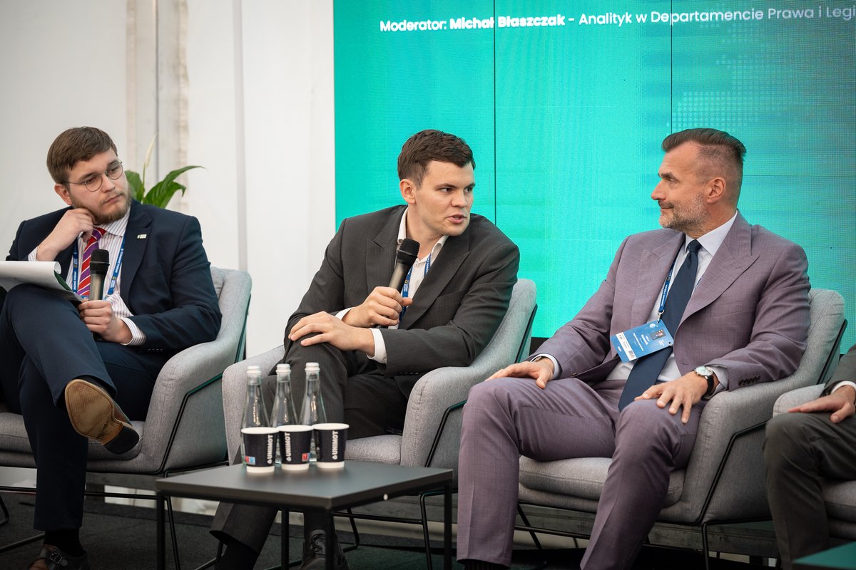 ZPPnetpl's tweet photo. Podczas Forum Ekonomicznego w Karpaczu w strefie ZPP odbył się panel poświęcony funkcjonowaniu systemu e-Doręczeń. Punktem wyjścia do dyskusji było stanowisko Związku Przedsiębiorców i Pracodawców, w którym wskazujemy, że potrzebny i korzystny kierunek cyfryzacji państwa wymaga dziś zmian w zakresie kosztów, konkurencji oraz bezpieczeństwa ciągłości dostaw usług i funkcjonowania systemu.

W debacie udział wzięli:
🔸Adam Gomoła – poseł na Sejm RP (@GomolaAdam)
🔸Bartłomiej Pejo – poseł na Sejm RP, przewodniczący Komisji Cyfryzacji, Innowacyjności i Nowoczesnych Technologii;
🔸Maciej Antczak – radny Rady Miasta Kalisza;
🔸Michał Kanownik – prezes Związku @CyfrowaPolska (@MichaKanownik)

Dyskusję moderował Michał Błaszczak, analityk Departamentu Prawa i Legislacji ZPP.

Jednym z najważniejszych tematów był sposób ustalania ceny publicznej usługi rejestrowanego doręczenia elektronicznego. Podmiot publiczny płaci obecnie 5,30 zł netto za jedną przesyłkę PURDE, podczas gdy rynkowe ceny kwalifikowanych usług wynoszą około 1–2 zł netto. Zgodnie z obowiązującym rozporządzeniem cena usługi cyfrowej jest powiązana z ceną tradycyjnego listu poleconego, a nie bezpośrednio z kosztami jej elektronicznego świadczenia.

Skalę problemu dobrze pokazują dane przedstawione dla Miasta Kalisza. Od stycznia do lipca koszt PURDE wzrósł z 5 174 zł w 2025 r. do 39 805 zł w analogicznym okresie 2026 r. Oznacza to wzrost o 34 631 zł, czyli blisko 670 proc.

W tym samym czasie wydatki na przesyłki polecone spadły z 214 655 zł do 182 469 zł, a na paczki i przesyłki Pocztex – z 2 824 zł do 2 082 zł. Pomimo ograniczenia kosztów tradycyjnej korespondencji łączny koszt analizowanych usług wzrósł z 222 653 zł do 224 356 zł.
Przykład Kalisza pokazuje zatem, że przechodzenie od tradycyjnych przesyłek do komunikacji elektronicznej nie przyniosło dotychczas wyraźnego obniżenia łącznych wydatków. Spadek kosztów listów poleconych został w praktyce pochłonięty przez dynamiczny wzrost wydatków na PURDE.

Rozmawialiśmy również o sytuacji samorządów, które ponoszą koszty obowiązkowej korespondencji, lecz nie mogą porównywać ofert i wybierać spośród kwalifikowanych dostawców. Na przykładzie Kalisza dyskusja objęła nie tylko cenę pojedynczej przesyłki, ale także koszty integracji systemów, pracy personelu, obsługi błędów oraz uruchamiania kanałów zastępczych.
Istotną część rozmowy poświęcono niezawodności e-Doręczeń. W 2025 r. odnotowano około 45–50 okien niedostępności usług, obejmujących przede wszystkim planowane prace serwisowe, ale również przerwy nieplanowane. W systemie obsługującym prawnie wiążącą komunikację każda niedostępność może mieć znaczenie dla biegu terminów administracyjnych, podatkowych i procesowych. Obecna architektura nie pozwala przy tym innemu kwalifikowanemu dostawcy na automatyczne przejęcie obsługi w razie niedostępności operatora wyznaczonego.

Uczestnicy panelu rozmawiali także o:
◻️możliwości oddzielenia usługi całkowicie elektronicznej od publicznej usługi hybrydowej;
◻️otwarciu rynku dla wielu kwalifikowanych dostawców;
◻️równym dostępie do infrastruktury publicznej i interoperacyjnych API;
◻️wprowadzeniu procedur awaryjnych i mechanizmów automatycznego przekierowania przesyłek;
◻️publikowaniu danych o liczbie przesyłek płatnych i bezpłatnych, wydatkach publicznych oraz dostępności systemu;
◻️możliwych działaniach parlamentarnych, w tym kontroli obowiązującego modelu i zmianach legislacyjnych.

Wniosek z debaty jest jasny: jednolity standard prawny i techniczny nie musi oznaczać monopolu na świadczenie usługi przez Pocztę Polską. Docelowy model powinien zapewniać prostotę obsługi, bezpieczeństwo prawne, konkurencję między kwalifikowanymi dostawcami, racjonalne koszty oraz odporność na awarię pojedynczego operatora.

Dziękujemy panelistom za udział i przedstawienie perspektywy parlamentarnej, samorządowej oraz technologicznej, a publiczności Forum Ekonomicznego – za obecność i zaangażowanie w dyskusję.

#eDoręczenia #Cyfryzacja #Samorząd #AdministracjaPubliczna #Konkurencja #BezpieczeństwoCyfrowe #ZPP #ForumEkonomiczne