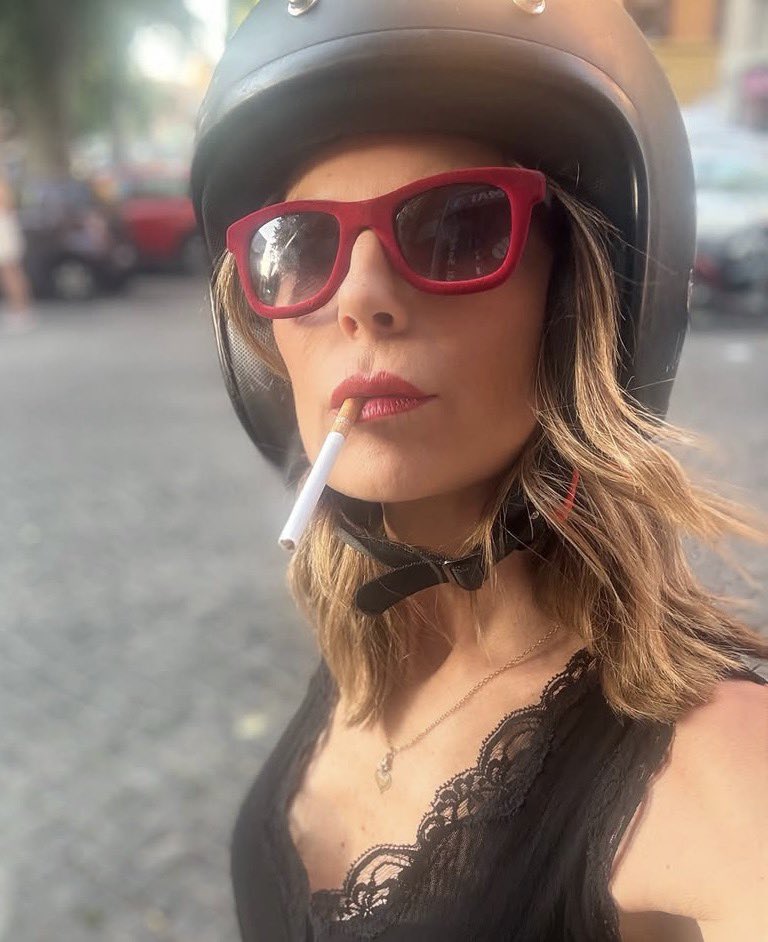 Op9185037597582's tweet photo. Tra qualche ora questa diva entrerà in quella latrina.
#gattamortes https://t.co/o4feW0qlgH