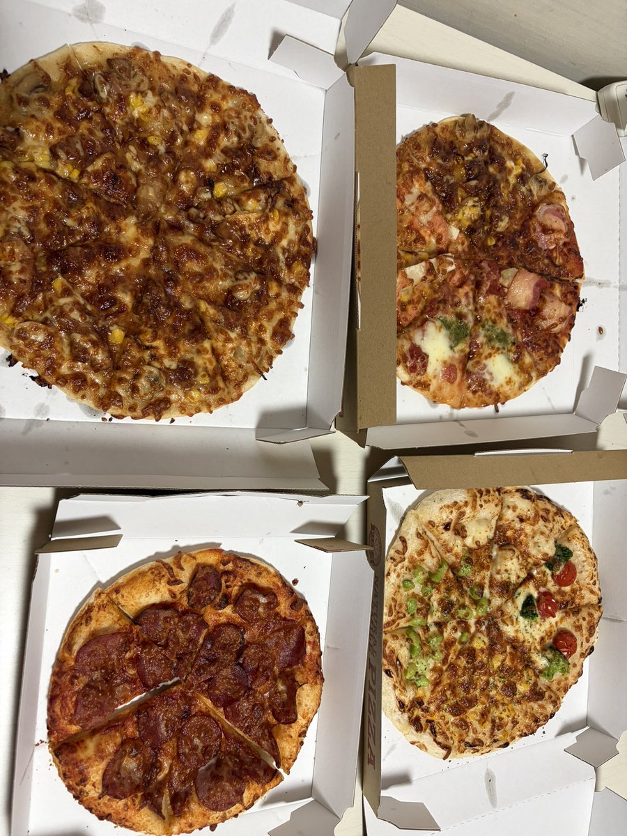 Engteanovels's tweet photo. These pizzas are total calorie bombs! https://t.co/vMniylkrBX