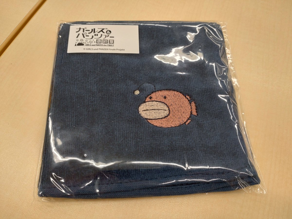otsuru0215's tweet photo. 河合塾地理科講師であり同じ宮崎県出身の河野ニキからガルパンのハンカチをいただきました！なぜか生徒からはハッピーセットの玩具をいただきました！温っけぇなぁ、、、ಥ⁠‿⁠ಥ https://t.co/OHdeaZhY8p