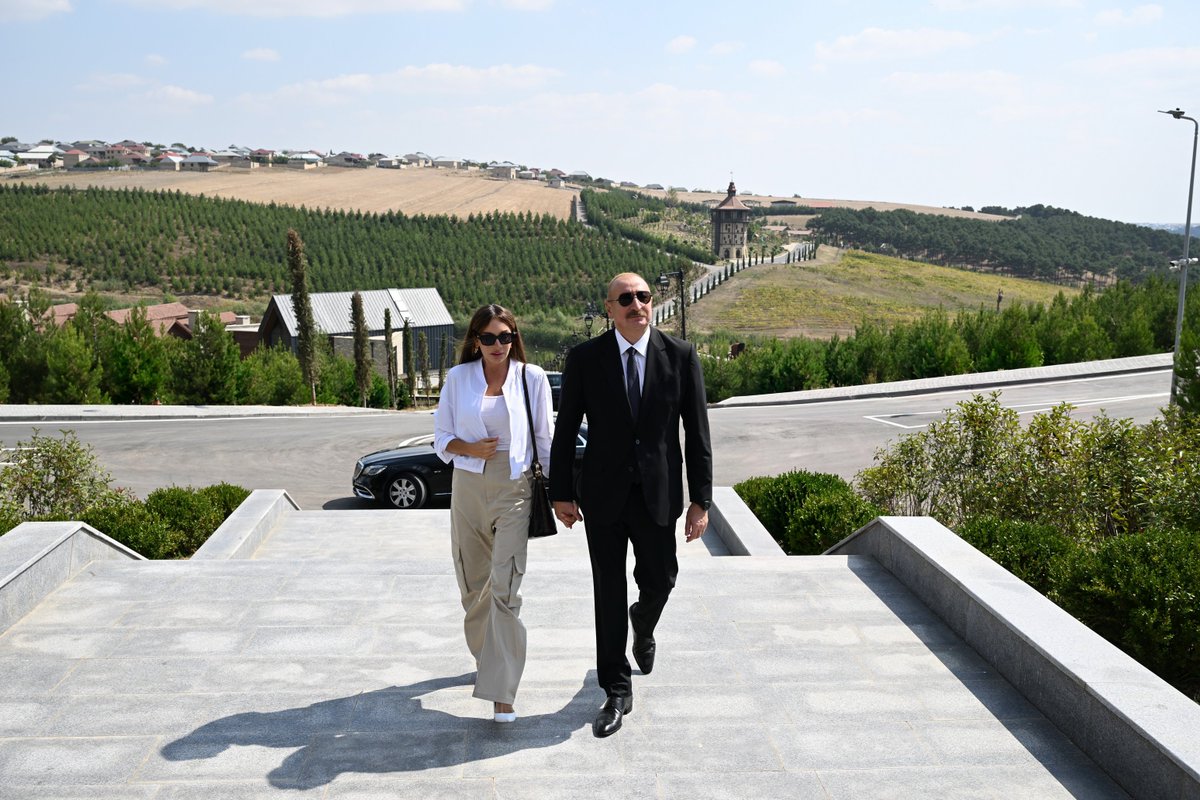 YAP_1992's tweet photo. Prezident İlham Əliyev Şamaxıda “Nəsimi Bağları” kompleksi ilə tanış olub.

https://t.co/QbdsKzsxfN https://t.co/ZKYF6Oy5m0