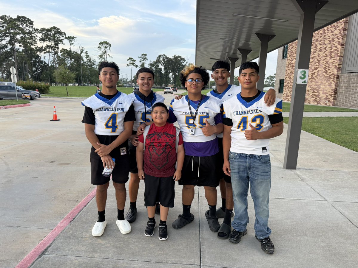 CHSFalcons_FB's tweet photo. The Falcon Welcome Crew was at McGhee Elementary this morning!Thank you to all of our ladies and gentlemen for coming out and helping welcome our students to school. We appreciate all that you do! 🦅🏈 https://t.co/x2AaJU3mCn