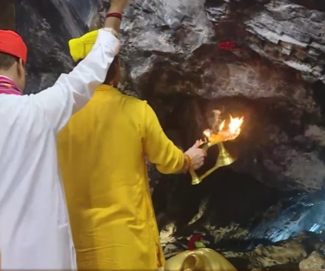 DeleshS's tweet photo. 🚩🔱ॐ ऐं ह्रीं क्लीं चामुण्डायै विच्चैः🔱🚩
#आज 17 _ 09 _ 2026 "त्रिकुटा #पर्वत" #से
अद्भुत #प्राकृतिक #पावन #दिव्य पिंडी स्वरूप #माँ #वैष्णों #जी के #सुंदर आलौकिक प्रात:काल के "श्रृंगार #आरतीदर्शन"
#KatraVaishnoDevi #jaimahakaal #maa
#maavaishnodevi #jaimaavaishnodevi https://t.co/pySY8ZBKdi