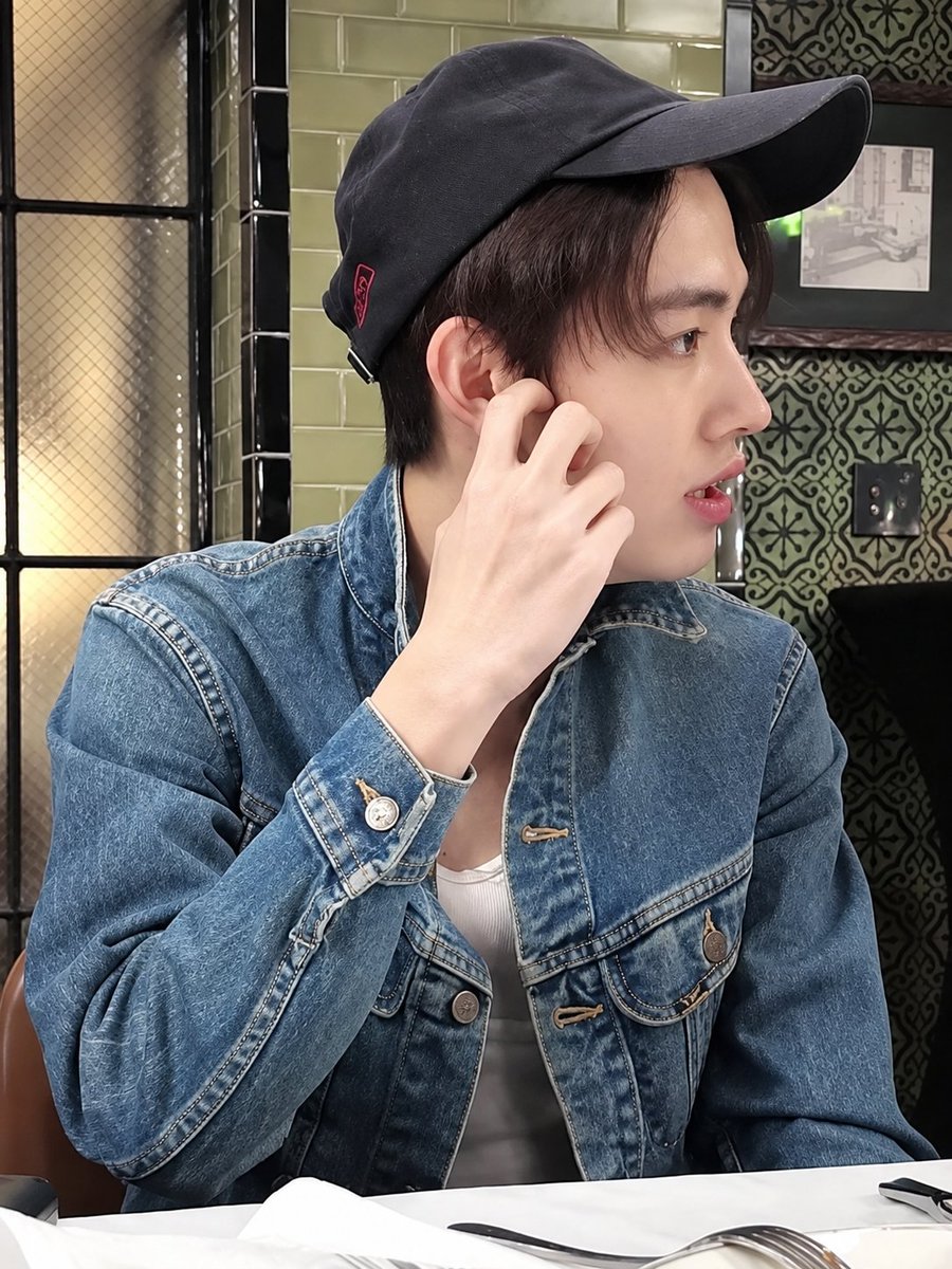 xxeoje's tweet photo. denim &amp; cap suit him so well https://t.co/nPFN5RDe3L