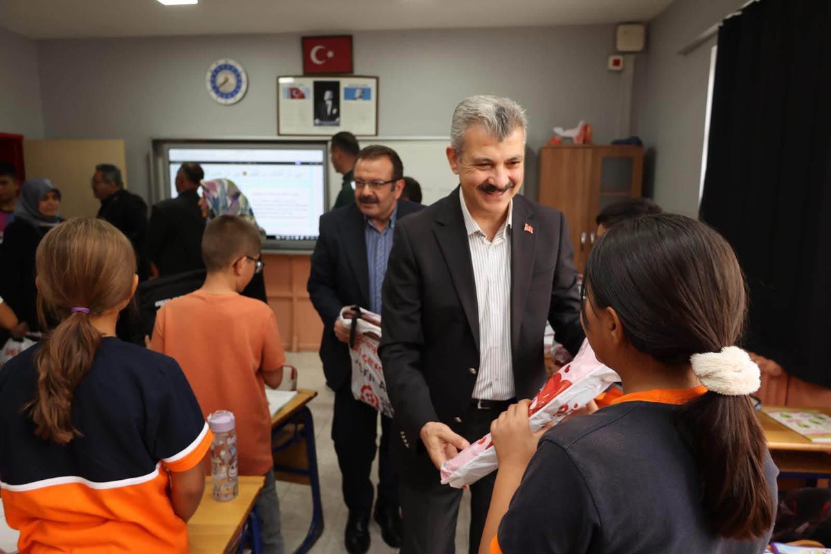 haltinsoy68's tweet photo. 📍 Gözlükuyu İskanevleri İlkokulu

Milletvekilimiz Sn. Cengiz Aydoğdu, Merkez İlçe Başkanımız Sn. Muammer Gür, İGM Başkanımız Sn. Latif Ağır, İGM Üyelerimiz Sn. Ferhan Polat ve Sn. Abdi Okur ile birlikte Gözlükuyu İskanevleri İlkokulunu ziyaret ettik.

Kıymetli öğrencilerimize kırtasiye malzemeleri hediye ederek mutluluklarına ortak olduk. Tüm öğrencilerimize eğitim hayatlarında başarılar ve zihin açıklığı diliyoruz.

Çocuklarımızın mutluluğu ve eğitimi için attığımız her adım, Aksaray’ımızın ve ülkemizin yarınlarına bırakacağımız en güzel mirastır.
