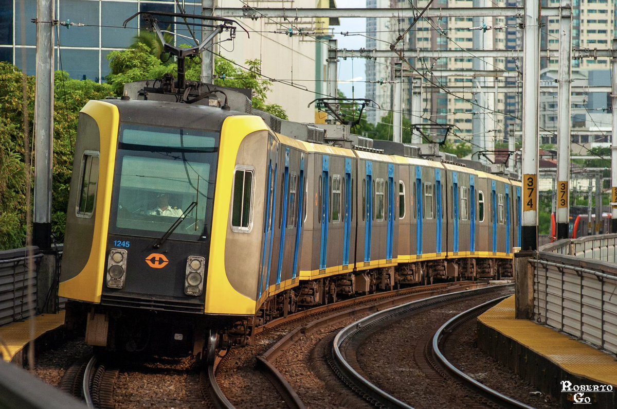 StTopHat's tweet photo. #日本車両130周年
I have a fondness for these 3rd generation train-sets, still serving commuters everyday

I should make a drawing of them soon https://t.co/heDer8YKpE