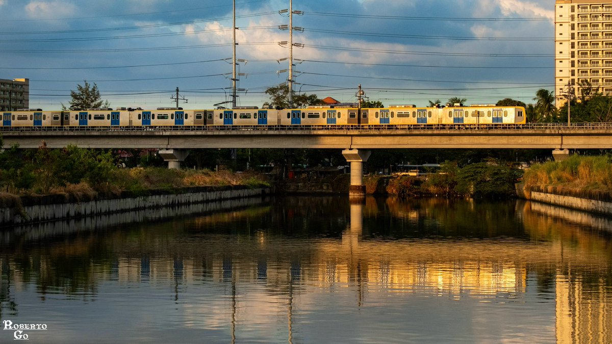 StTopHat's tweet photo. #日本車両130周年
I have a fondness for these 3rd generation train-sets, still serving commuters everyday

I should make a drawing of them soon https://t.co/heDer8YKpE
