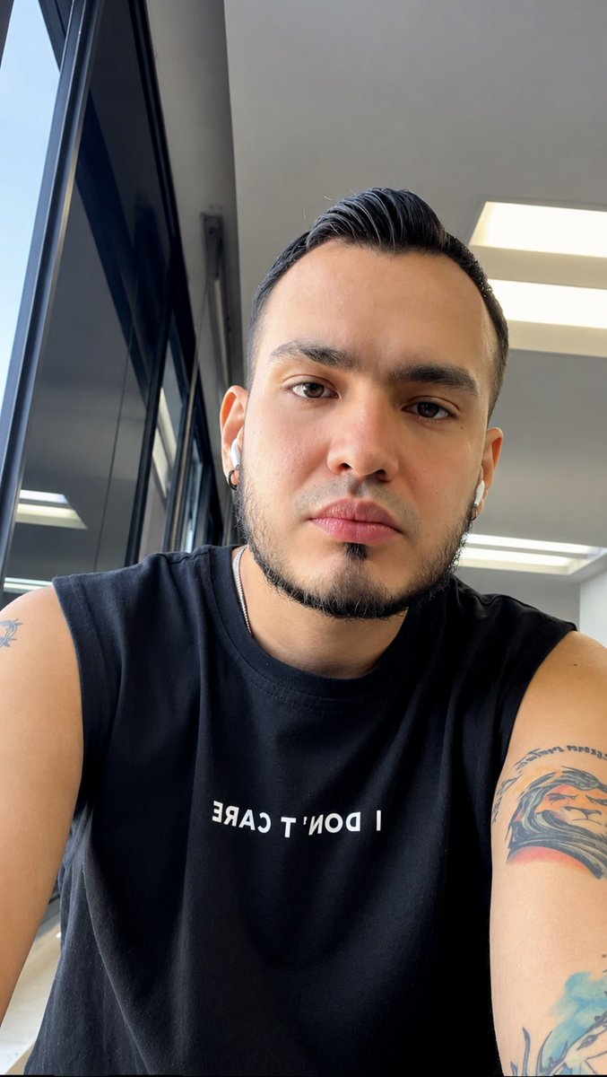 Ronnieale's tweet photo. Bonito jueves🖤 https://t.co/D1Kr90D53f