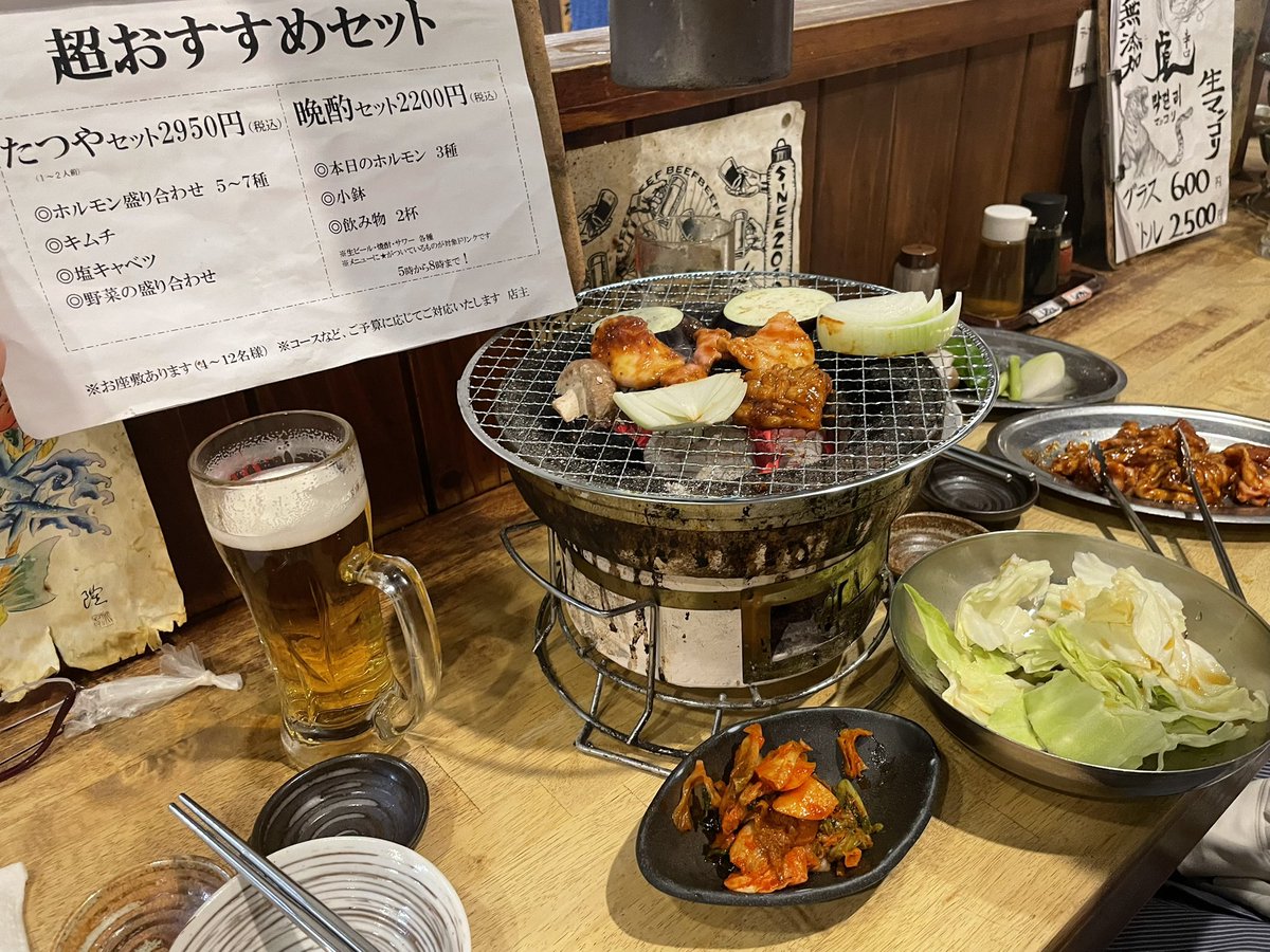 apple_red_sour's tweet photo. 青森滞在day2
昼ごはん: 丸青食堂で、私は貝焼き味噌定食、相棒は青森4色丼

夜: 炭火焼きホルモンたつやの超おすすめセット→threeの中のラーメン屋さんで中みそ https://t.co/XKGQtTBEsl