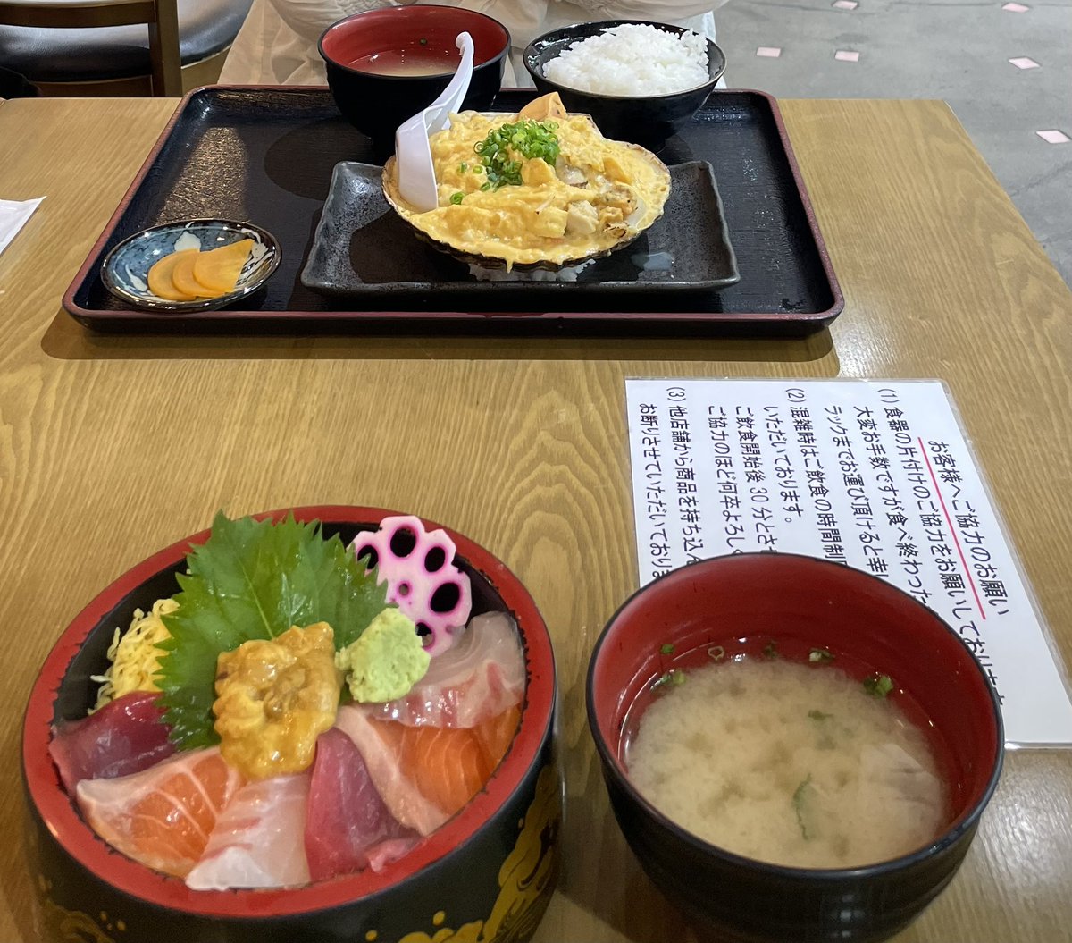 apple_red_sour's tweet photo. 青森滞在day2
昼ごはん: 丸青食堂で、私は貝焼き味噌定食、相棒は青森4色丼

夜: 炭火焼きホルモンたつやの超おすすめセット→threeの中のラーメン屋さんで中みそ https://t.co/XKGQtTBEsl