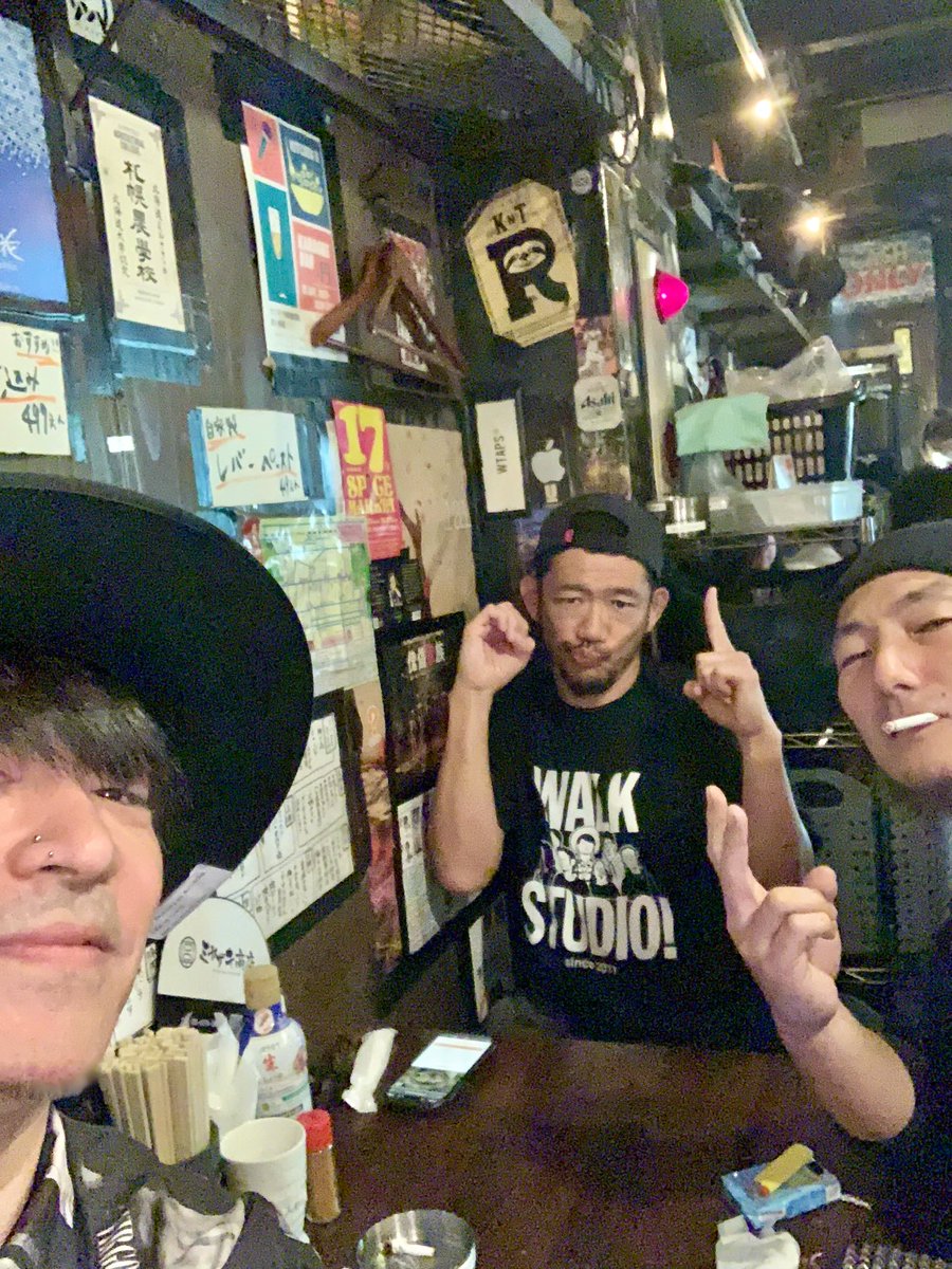 Hatanoikki's tweet photo. 昨日の夜のお楽しみ会
市川くんとトシロウのやり取りはもはや夫婦漫才で面白すぎる
しかしこの二人のマンパワーは本当に凄いんだよな
迷わないように道を照らしてくれる灯台的な存在

３人でバンド組むか？みたいなギャグ話をしたけど、本当にこの３人でバンドやったら毎日呑み過ぎてすぐ解散だろうなw https://t.co/ZWLTO5fzAE