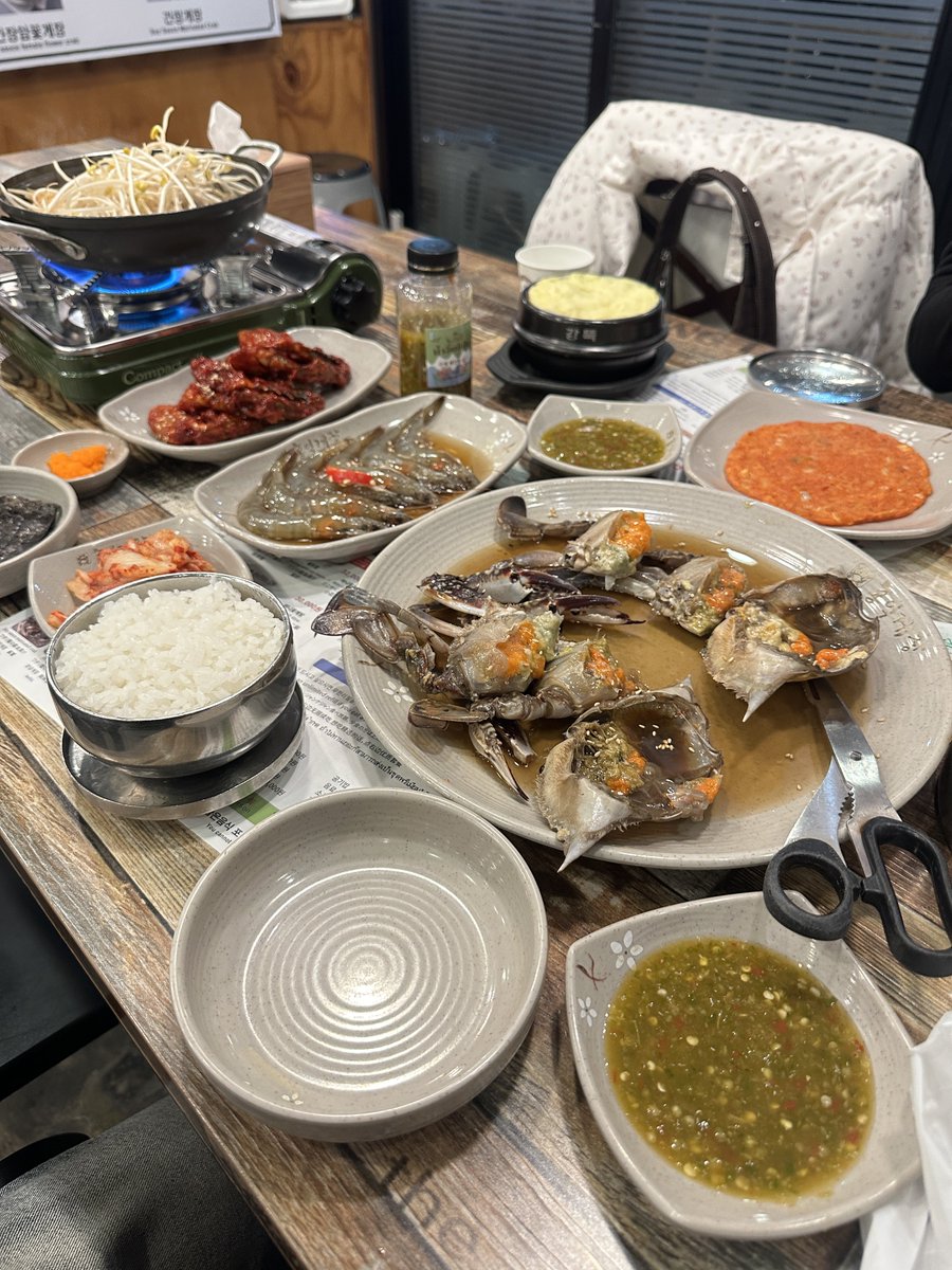 ispraews's tweet photo. ร้านปูดองเกาหลีอีกร้านที่ไปซ้ำมา 3 รอบ “hongik gejung” มีทั้งบุฟและแบบเซท ราคาจะซอฟกว่าโอดาริจิบหน่อย แต่อร่อยในเซทเค้ามีหลายอย่าง มีปูดอง กุ้งดอง ซุป แต่ที่ขาดไม่ได้คือน้ำจิ้มซีฟู้ด!! เราแวะซื้อที่ร้านอาหารไทยตามรูป3นะคะ ไม่ไกลกันมาก แปะแมพให้ข้างล่าง (ฮงแด) https://t.co/yXKrUvqaLN