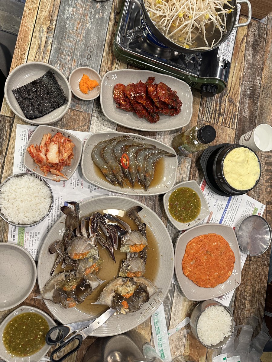 ispraews's tweet photo. ร้านปูดองเกาหลีอีกร้านที่ไปซ้ำมา 3 รอบ “hongik gejung” มีทั้งบุฟและแบบเซท ราคาจะซอฟกว่าโอดาริจิบหน่อย แต่อร่อยในเซทเค้ามีหลายอย่าง มีปูดอง กุ้งดอง ซุป แต่ที่ขาดไม่ได้คือน้ำจิ้มซีฟู้ด!! เราแวะซื้อที่ร้านอาหารไทยตามรูป3นะคะ ไม่ไกลกันมาก แปะแมพให้ข้างล่าง (ฮงแด) https://t.co/yXKrUvqaLN