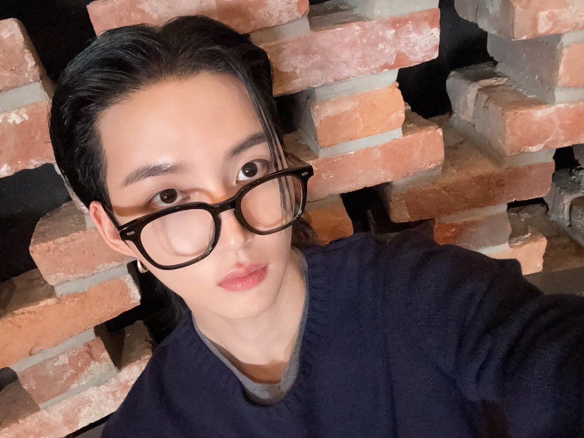 TNX_twt's tweet photo. 금요일 빨리 와라..

#TNX #티엔엑스
#은휘 #HWI https://t.co/xd5y5e9hJ6