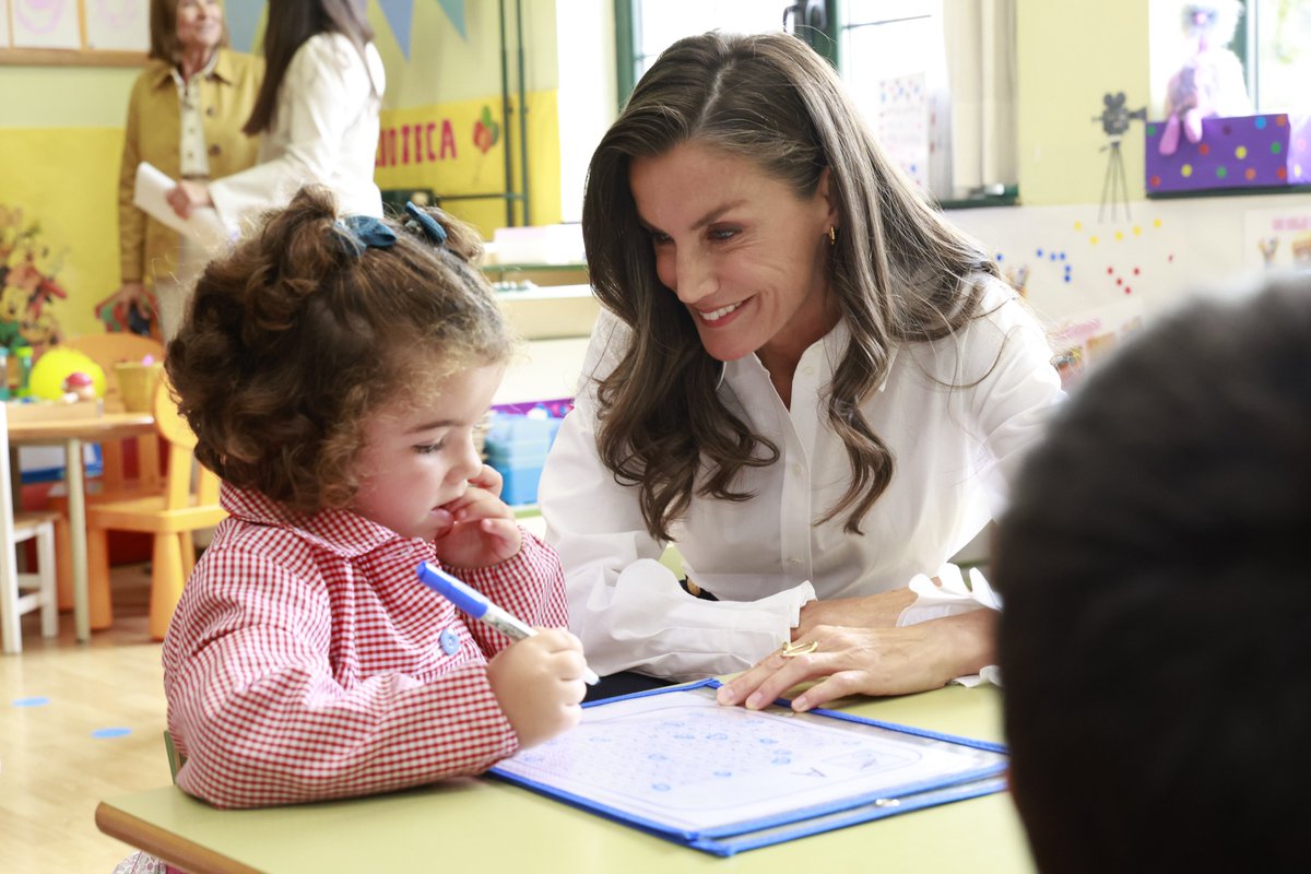 CasaReal's tweet photo. En el aula de 1.º de infantil del CEIP Gesta de Oviedo, la Reina ha acompañado a los más pequeños durante los diferentes juegos que desarrollan dentro del programa de estimulación del lenguaje y prevención de dificultades del lenguaje oral.

Después, ha conocido el programa de bienestar emocional, incluido dentro de las actividades de patios dinámicos que proporcionan una alternativa al recreo tradicional. En esta ocasión, los alumnos asistieron a una sesión de yoga.

➡️https://t.co/WSznLQKqn6