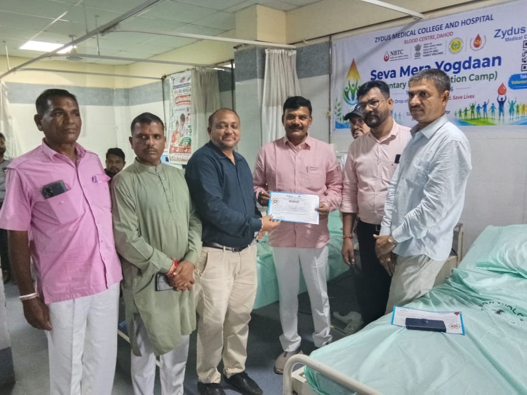 HealthDahod's tweet photo. *દાહોદ જિલ્લામાં “સેવા મેરા યોગદાન” અંતર્ગત 7 સ્થળોએ રક્તદાન કેમ્પ યોજાયો* 

 *કુલ 320 યુનિટ રક્ત એકત્રિત કરાયું; મહાનુભાવો સહિત નાગરિકોએ ઉત્સાહપૂર્વક રક્તદાન કર્યું* 

 @DahodDdo @CMOGuj @CollectorDahod @NHMGujarat @HealthDeptGuj https://t.co/LxjcbUNS9w