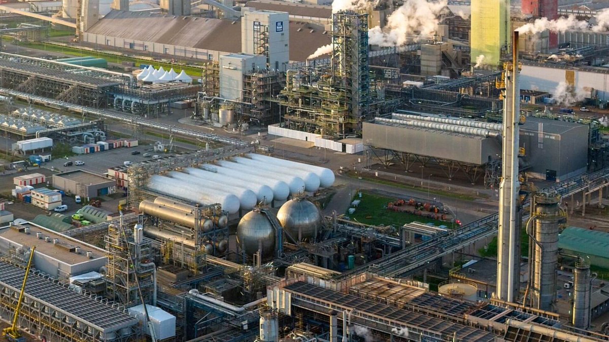 EnergyInstitute's tweet photo. 🌍#NewEnergyWorld

🏭Chemicals firm Yara has inaugurated an 800,000t/y facility in the Netherlands to liquefy and store CO2 for disposal in the Northern Lights project. The company calls it Europe’s largest #CarbonCapture facility: https://t.co/2g07nsUg2s #CCS https://t.co/jxneSSEdLd