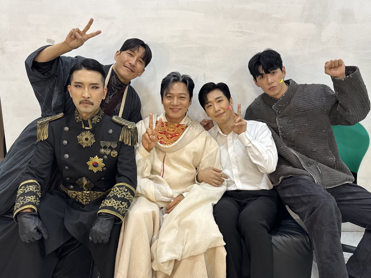 page1company's tweet photo. 𝖒𝖚𝖘𝖎𝖈𝖆𝖑 #곤투모로우 🕯 | 𝟏𝟎𝐭𝐡 𝐚𝐧𝐧𝐢𝐯𝐞𝐫𝐬𝐚𝐫𝐲

🎞️ 첫공 단체 사진 & 화이팅콜
 옥균 l #김경수
정훈 l #문유강
고종 l #고영빈
이완 l #신재희
와다 l #지현준

곤 투모로우를 기다려주신
모든 관객 분들께 감사드립니다🥹

𝔾𝕆ℕ𝔼 𝕋𝕆𝕄𝕆ℝℝ𝕆𝕎
2026.09.15 - 11.29
#홍익대대학로아트센터 대극장