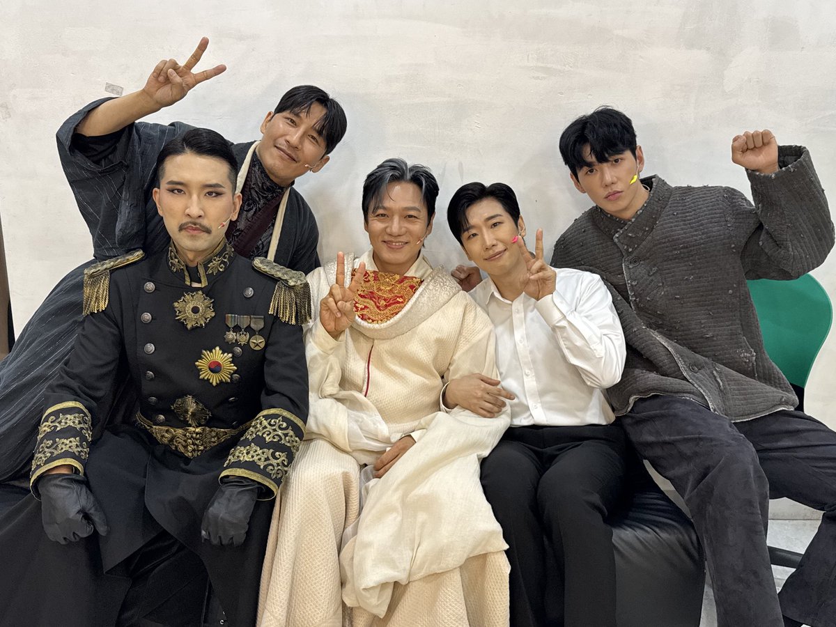 page1company's tweet photo. 𝖒𝖚𝖘𝖎𝖈𝖆𝖑 #곤투모로우 🕯 | 𝟏𝟎𝐭𝐡 𝐚𝐧𝐧𝐢𝐯𝐞𝐫𝐬𝐚𝐫𝐲

🎞️ 첫공 단체 사진 & 화이팅콜
 옥균 l #김경수
정훈 l #문유강
고종 l #고영빈
이완 l #신재희
와다 l #지현준

곤 투모로우를 기다려주신
모든 관객 분들께 감사드립니다🥹

𝔾𝕆ℕ𝔼 𝕋𝕆𝕄𝕆ℝℝ𝕆𝕎
2026.09.15 - 11.29
#홍익대대학로아트센터 대극장