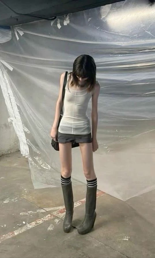 winxxcals's tweet photo. desperately need to be skinny enough to pull off outfits like these https://t.co/EF9JxEOcLl