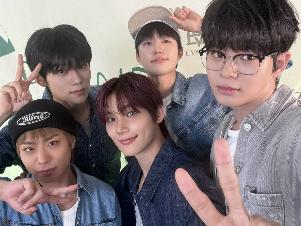 EVNNE_official's tweet photo. [📸]
260917

이븐이들만의
EVNNE HOUR 제작발표회부터
3주년 기념 소감까지…♡
앞으로도 계속 함께해요🥰

#EVNNE #이븐
#EVNNE3rdanniversary
#Ennve_More_Festa 
#EVNNE_OPENING_HOUR https://t.co/cqUvCeTaxs