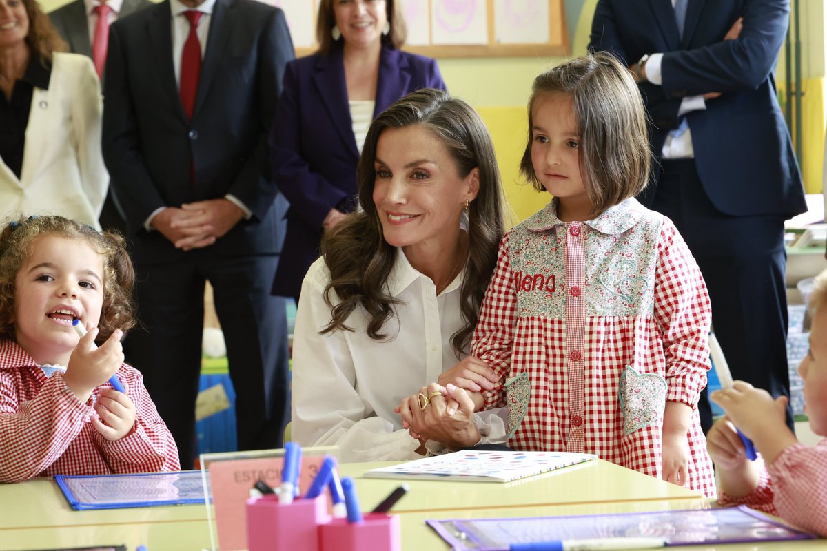 CasaReal's tweet photo. En el aula de 1.º de infantil del CEIP Gesta de Oviedo, la Reina ha acompañado a los más pequeños durante los diferentes juegos que desarrollan dentro del programa de estimulación del lenguaje y prevención de dificultades del lenguaje oral.

Después, ha conocido el programa de bienestar emocional, incluido dentro de las actividades de patios dinámicos que proporcionan una alternativa al recreo tradicional. En esta ocasión, los alumnos asistieron a una sesión de yoga.

➡️https://t.co/WSznLQKqn6