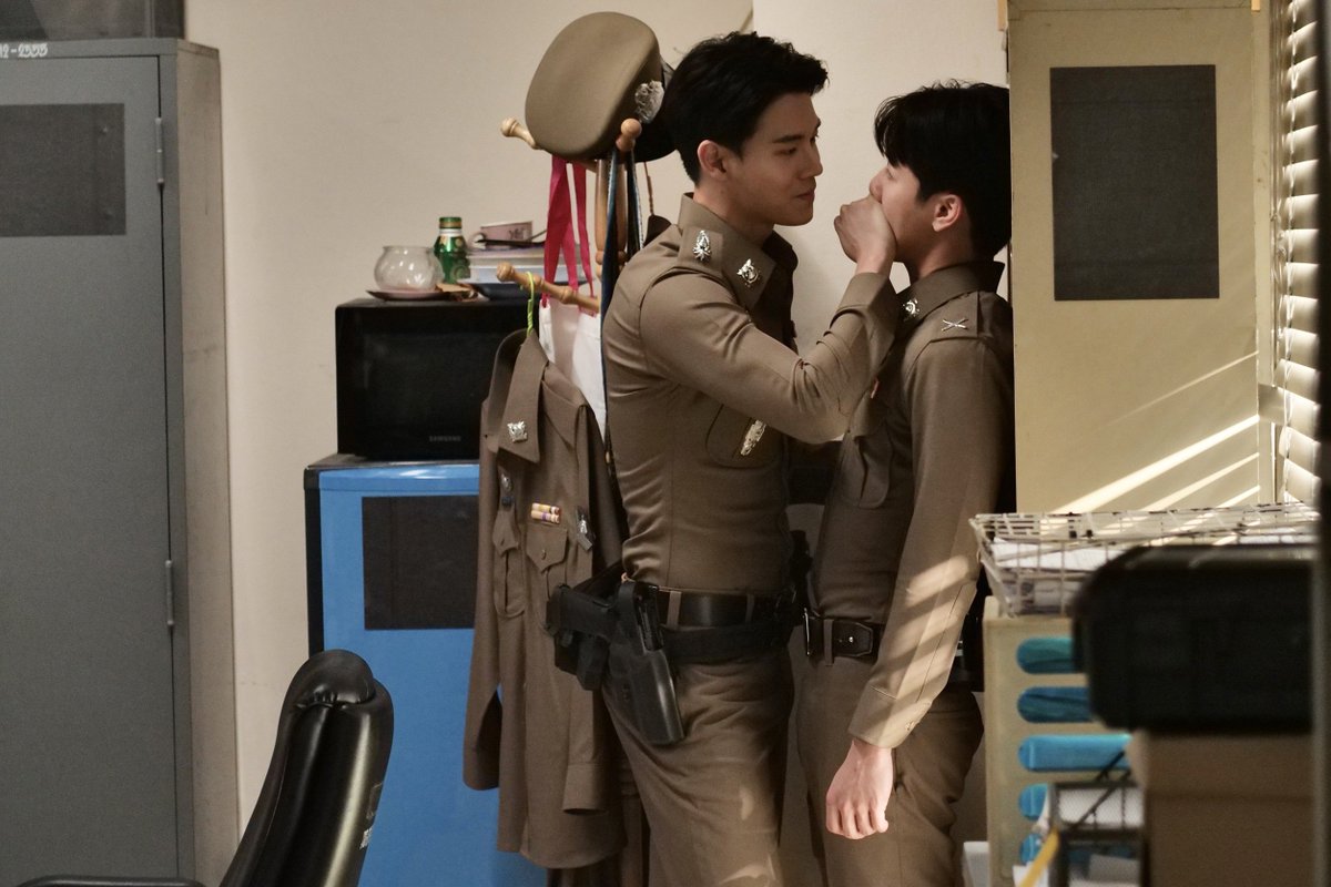 Ting_ThinkThing's tweet photo. #ที่รักสารวัตรเธียร์ #PoliceinLove อีพีสอง... ทำไมเธียร์ยังเจอเรื่องซวยอีก!?

📺 https://t.co/UcP6FtV1hE

มังกร (วอร์ วนรัตน์ รัศมีรัตน์) ต้องย้ายเข้ามาอยู่ที่คฤหาสน์ภิรมย์สมร เธียร์ (หยิ่น อานันท์ ว่อง) ดูแลมังกรด้วยความใกล้ชิด มังกรเริ่มรู้สึกหวั่นไหวกับเสน่ห์อันเหลือล้นของเธียร์ธา จนมารู้เอาทีหลังว่าแท้จริงแล้วเกิดขึ้นจากคำสั่งของคุณหญิงภารดา (ปาน ธนพร แวกประยูร) 
     
เธียร์ย้ำกับมังกรว่าห้ามให้ใครที่ สภ. รู้เรื่องแต่งงานโดยเด็ดขาด เพราะเขากลัวเรตติ้งตก มังกรได้รู้จักกับ ร้อยตำรวจเอกณดล (ตั๋ง ชินดิศ เวียงวิเศษ) ตำรวจมาดนิ่งที่มักใช้ปัญญามากกว่าคำพูด เขาเป็นขั้วตรงข้ามกับ ร้อยตำรวจเอกคณิน (กฤต รณกฤต ตันติวิไล) ที่ชอบพูดมากกว่าคิด และ สิบตรีมะแขว่น (นินิว เพชรด่านแก้ว) ตำรวจ(ออก)สาวที่เป็นเหมือนแหล่งข่าววงในของ สภ.นี้