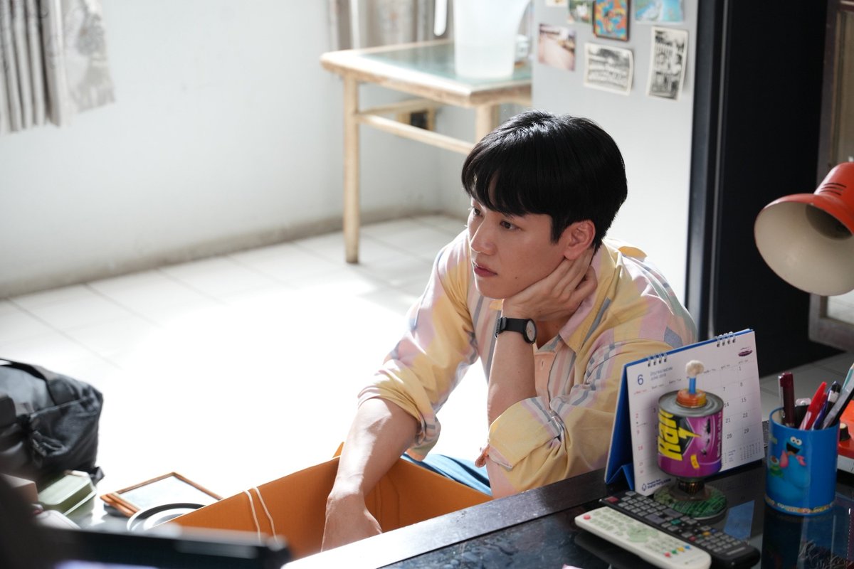 Ting_ThinkThing's tweet photo. #ที่รักสารวัตรเธียร์ #PoliceinLove อีพีสอง... ทำไมเธียร์ยังเจอเรื่องซวยอีก!?

📺 https://t.co/UcP6FtV1hE

มังกร (วอร์ วนรัตน์ รัศมีรัตน์) ต้องย้ายเข้ามาอยู่ที่คฤหาสน์ภิรมย์สมร เธียร์ (หยิ่น อานันท์ ว่อง) ดูแลมังกรด้วยความใกล้ชิด มังกรเริ่มรู้สึกหวั่นไหวกับเสน่ห์อันเหลือล้นของเธียร์ธา จนมารู้เอาทีหลังว่าแท้จริงแล้วเกิดขึ้นจากคำสั่งของคุณหญิงภารดา (ปาน ธนพร แวกประยูร) 
     
เธียร์ย้ำกับมังกรว่าห้ามให้ใครที่ สภ. รู้เรื่องแต่งงานโดยเด็ดขาด เพราะเขากลัวเรตติ้งตก มังกรได้รู้จักกับ ร้อยตำรวจเอกณดล (ตั๋ง ชินดิศ เวียงวิเศษ) ตำรวจมาดนิ่งที่มักใช้ปัญญามากกว่าคำพูด เขาเป็นขั้วตรงข้ามกับ ร้อยตำรวจเอกคณิน (กฤต รณกฤต ตันติวิไล) ที่ชอบพูดมากกว่าคิด และ สิบตรีมะแขว่น (นินิว เพชรด่านแก้ว) ตำรวจ(ออก)สาวที่เป็นเหมือนแหล่งข่าววงในของ สภ.นี้