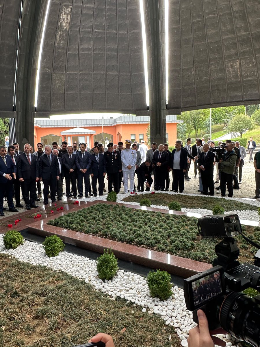34anavatan's tweet photo. Bugün, demokrasi tarihimizin önemli isimlerinden merhum Başbakanımız Adnan Menderes ile yol arkadaşları Fatin Rüştü Zorlu ve Hasan Polatkan’ı, vefatlarının 65. yıl dönümünde İstanbul’daki Anıt Mezar’da düzenlenen törenle rahmet, minnet ve saygıyla andık.

Anma törenine İçişleri Bakanımız Sayın Mustafa Çiftçi, İstanbul Valimiz Sayın Davut Gül, İstanbul Büyükşehir Belediyesi Başkan Vekili Sayın Nuri Aslan, İstanbul İl Emniyet Müdürümüz Sayın Selami Yıldız, bakanlarımız, milletvekillerimiz, siyasi parti temsilcileri, merhum Adnan Menderes, Fatin Rüştü Zorlu ve Hasan Polatkan’ın aileleri ile çok sayıda vatandaşımız katıldı.

Anavatan Partisi İstanbul İl Başkanı ve MKYK Üyesi ve İstanbul İl Teşkilatı olarak katıldığımız programın ardından, Anavatan Partisi’nin kurucu Genel Başkanı ve Cumhurbaşkanımız merhum Turgut Özal’ın kabrini de ziyaret ederek dualarımızı ettik.

Kur’an-ı Kerim tilaveti, dualar ve konuşmalarla gerçekleştirilen anma programında; millet iradesine ve demokrasiye hizmet etmiş devlet ve siyaset büyüklerimizi bir kez daha yad ettik.

Başta Adnan Menderes, Fatin Rüştü Zorlu ve Hasan Polatkan olmak üzere, milletimiz ve devletimiz için hizmet etmiş tüm devlet büyüklerimize Allah’tan rahmet diliyorum.

Onların demokrasiye, millet iradesine ve Türkiye’nin geleceğine olan inançları, bizlere bugün de ışık olmaya devam edecektir.

Ruhları şad, mekânları cennet olsun.

Bülent YILDIZ
Anavatan Partisi İstanbul İl Başkanı ve MKYK Üyesi

@anavatan1983 @icelebiresmi @mustafaciftcitr @gul_davut  @Anap47mardin @anap_genclik @anap_genclik @anapumraniye34 @SancaktepeAnap @serkanpaca @HalilAslan63_ @Semihnrl @turgutozalvakf @AElhakanresmi @TuzunEkrem @nuriaslan_tr @MertMulver41 @selamiyldz3310 @anap_istanbul  #adnanmenderes #turgutözal #rüştüzorlu #hasanpolatkan #anavatanpartisi #anap