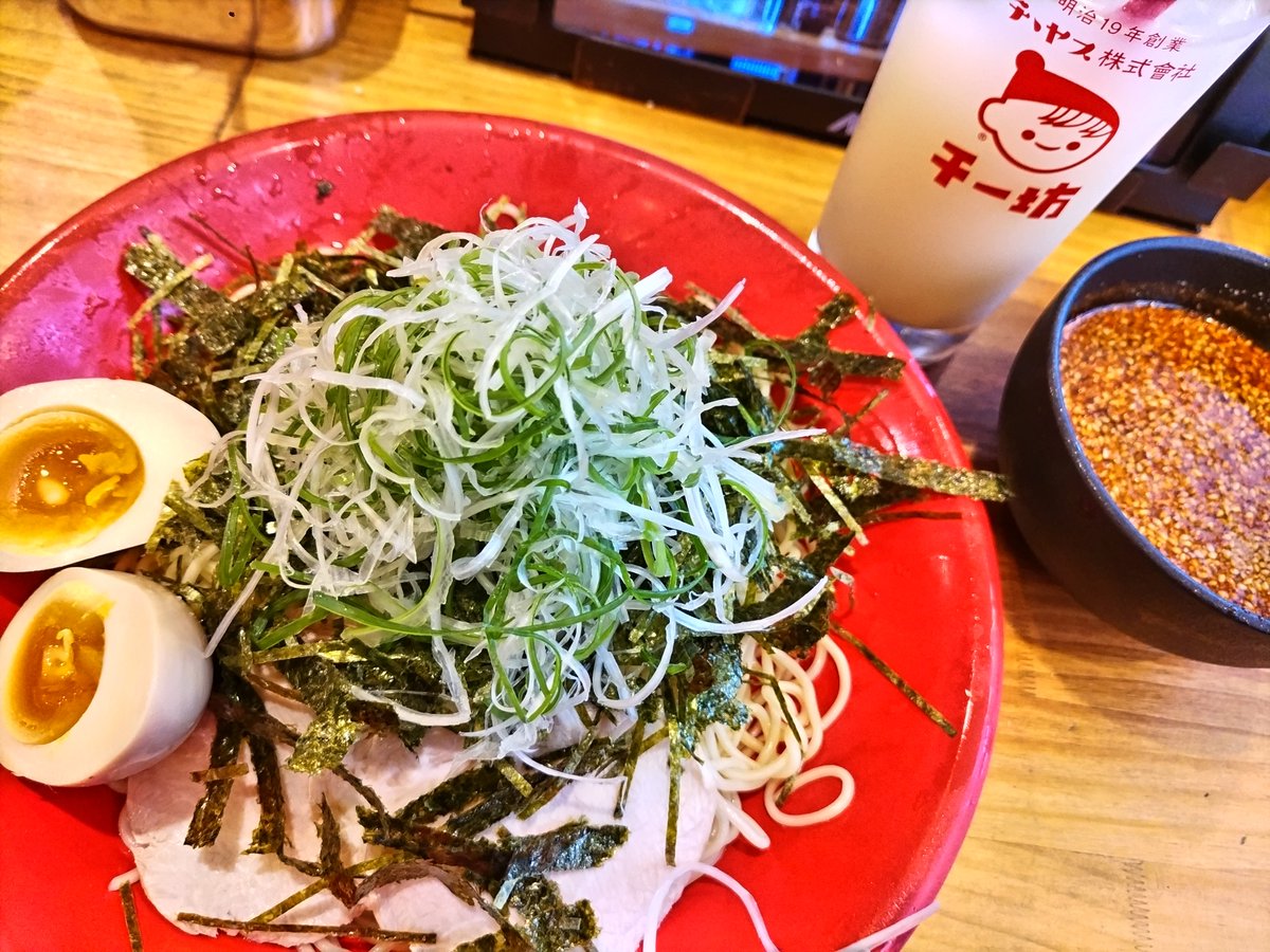 810mix_A4's tweet photo. 今日めし。
水の都の気分に浸りたいので洋の魚介と芋。なんだかんだ地場産品たる牡蠣とレモンの発展系、いいアプローチだ。あと芋うめぇ。
新幹線飛び乗る前にはつけめん。ソウルフード枠。つけダレの辛味とチー坊が絶妙な相性をしていた。 https://t.co/DpavuU8gcn
