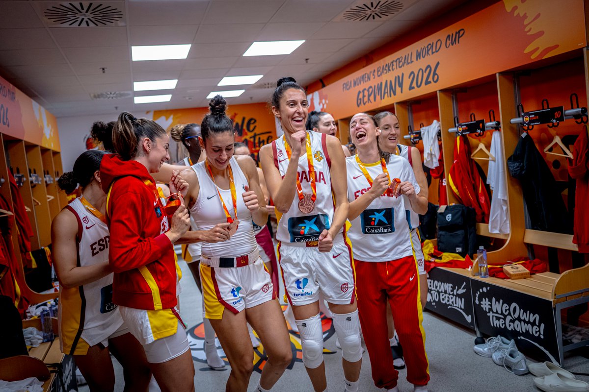BaloncestoESP's tweet photo. 🚨 OFICIAL | Volvemos al 𝙥𝙤𝙙𝙞𝙤 𝙙𝙚𝙡 𝙍𝙖𝙣𝙠𝙞𝙣𝙜 𝙈𝙪𝙣𝙙𝙞𝙖𝙡 Femenino @FIBA 🌍

#LaFamilia asciende 3⃣ puestos para colocarse TERCERA tras el bronce en la @FIBAWWC‼️ 

#SomosEquipo https://t.co/tnMypiHDUW