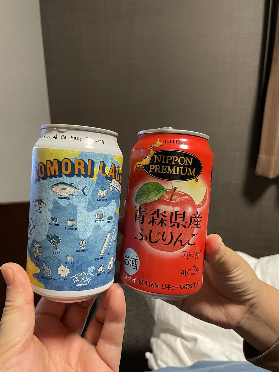 apple_red_sour's tweet photo. ビジホに帰って、私は青森ラガー🍺グレープフルーツの風味が爽やかなクラフトビールでした。相棒は青森県産りんご🍎の缶酎ハイ。

青森名物、くどぱんのイギリストーストの亜種を買った…けど、カロリーが怖いので１つだけを半分こで。 https://t.co/q3V4TFOyiS
