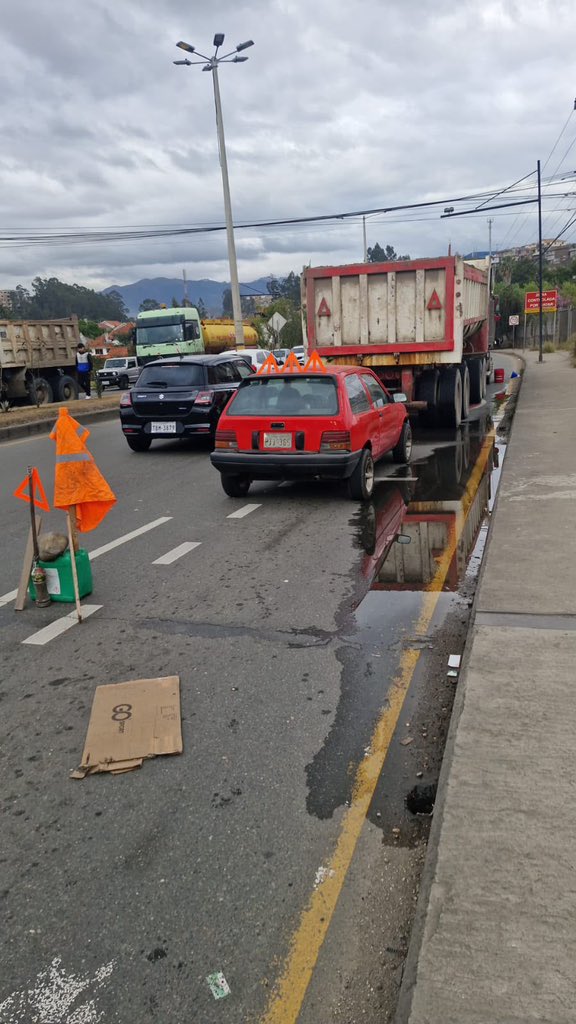 emov_ep's tweet photo. 🚨 #EMOVInforma
Informamos a la ciudadanía que el carril derecho de la Av. de Las Américas, junto al Hospital del Río, se encuentra cerrado temporalmente debido a un daño mecánico en una volqueta.
👮♂️ Agentes Civiles de Tránsito se encuentran en el lugar gestionando la movilidad.
⚠️ Recomendamos circular con precaución y atender las indicaciones de los agentes.
@MarisolPenaloz2
@AlcaldiaCuenca1