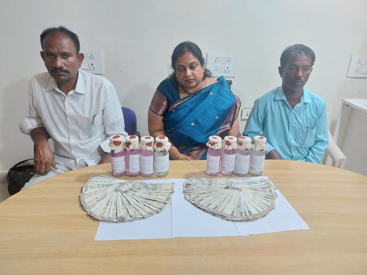 CoreenaSuares2's tweet photo. #Telangana- Colleagues or partners in crime

Morning- Keesara Inspector and Sub Inspector were caught seeking bribe 

Evening- Ranga Reddy Treasury and Asst Treasury caught with bribe. 

Also after Keesara cops were caught, public celebrated by bursting crackers! https://t.co/jI42ErOZxb
